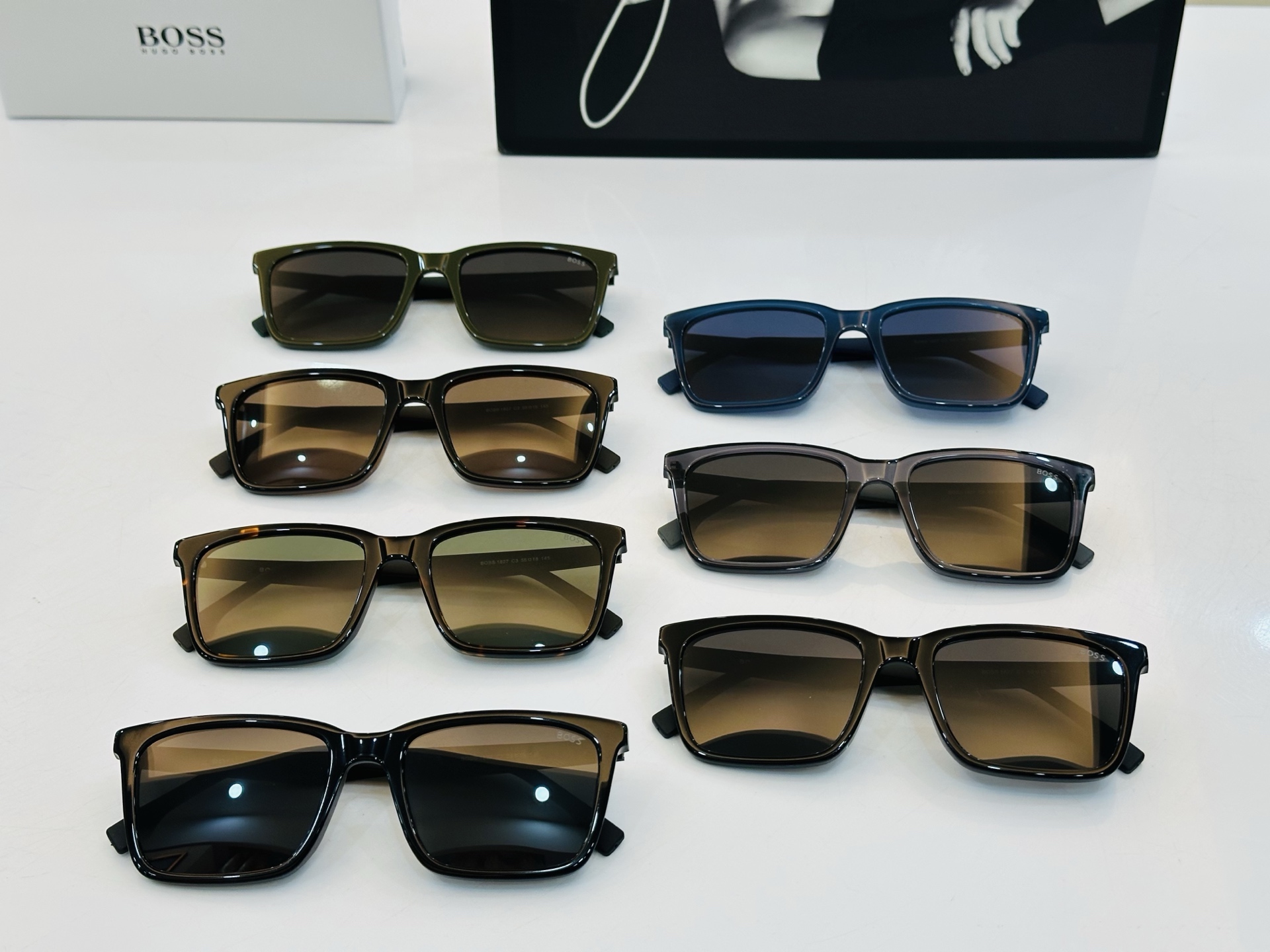 🆕 BOSS1827 Size：55口18-145 🕶🕶💋💋👣👣 不挑脸 🍁经典不过时框型 Z品质优良 