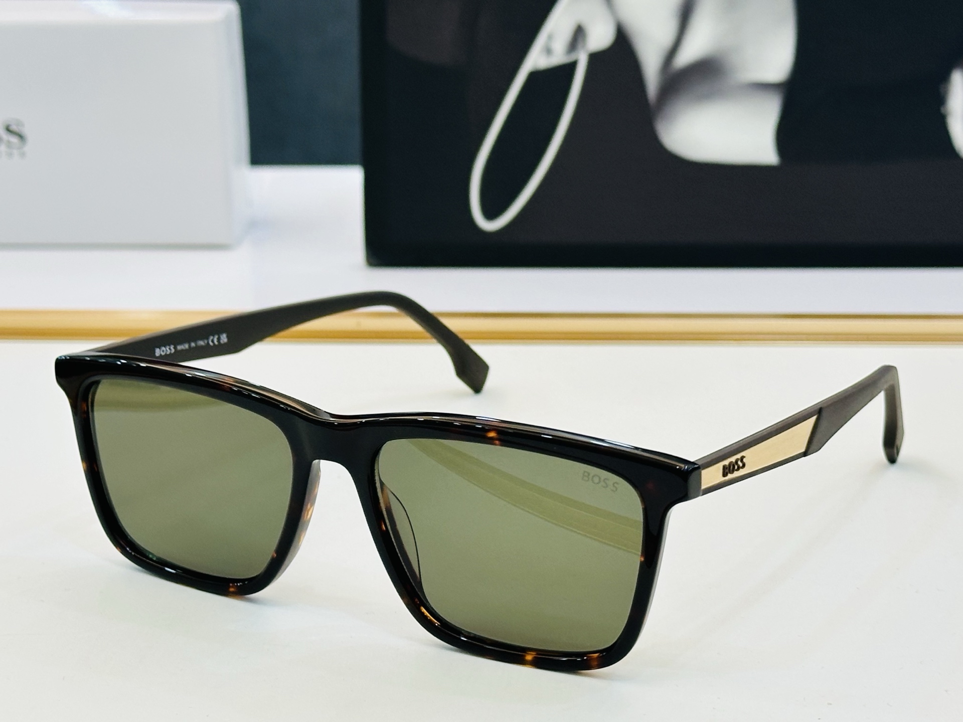 🆕 BOSS1768/G Size：57口18-145 🕶🕶💋💋👣👣 不挑脸 🍁经典不过时框型 Z品质优