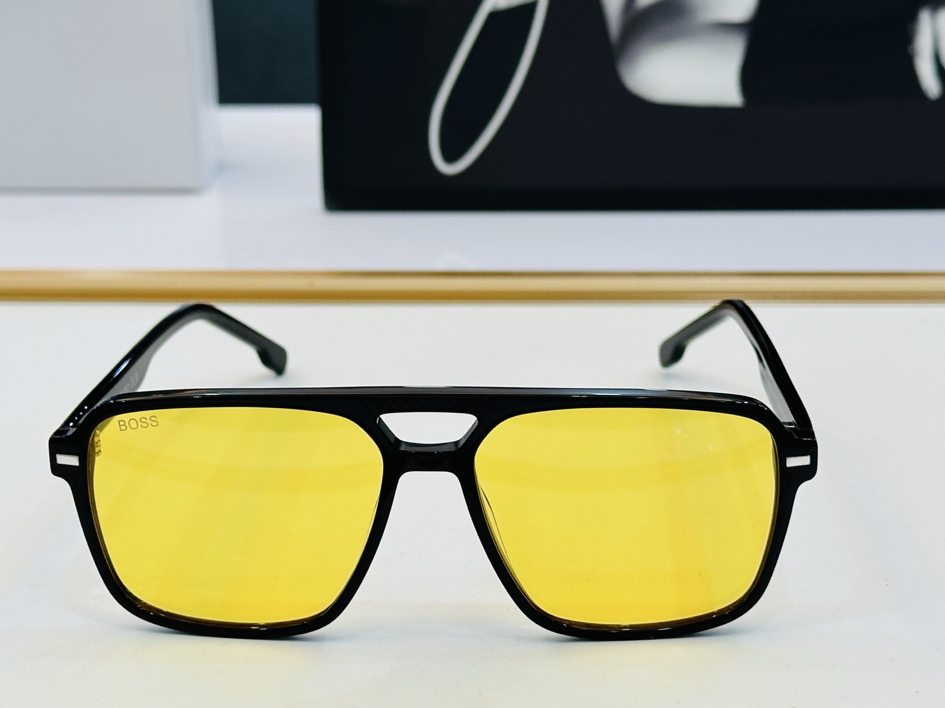 🆕 BOSS 1766/S Size：56口15-150 🕶🕶💋💋👣👣 不挑脸 🍁经典不过时框型 品质优