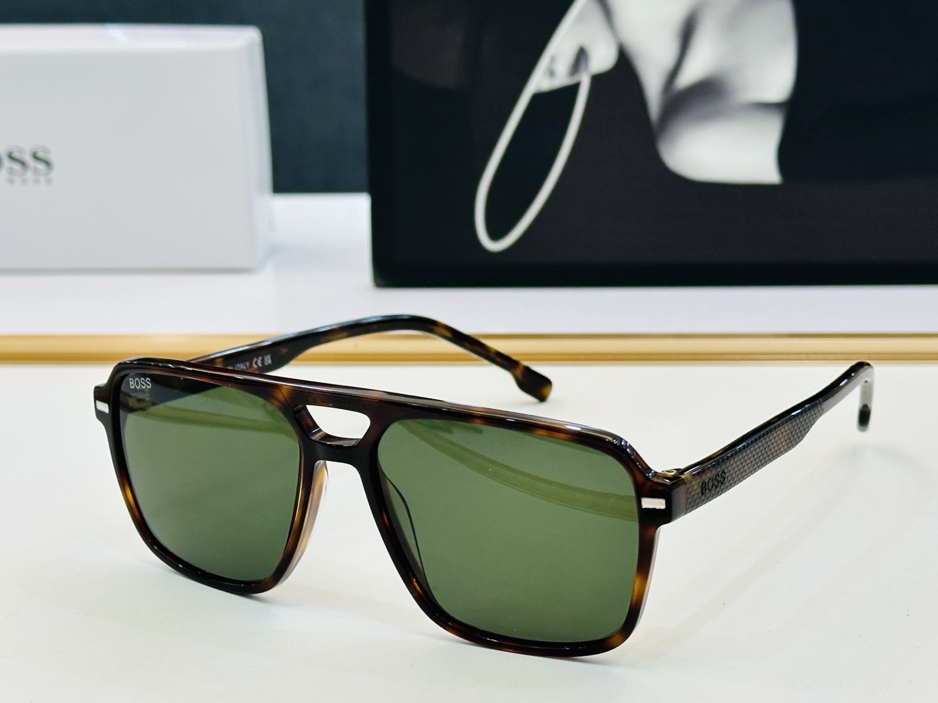 🆕 BOSS 1766/S Size：56口15-150 🕶🕶💋💋👣👣 不挑脸 🍁经典不过时框型 品质优