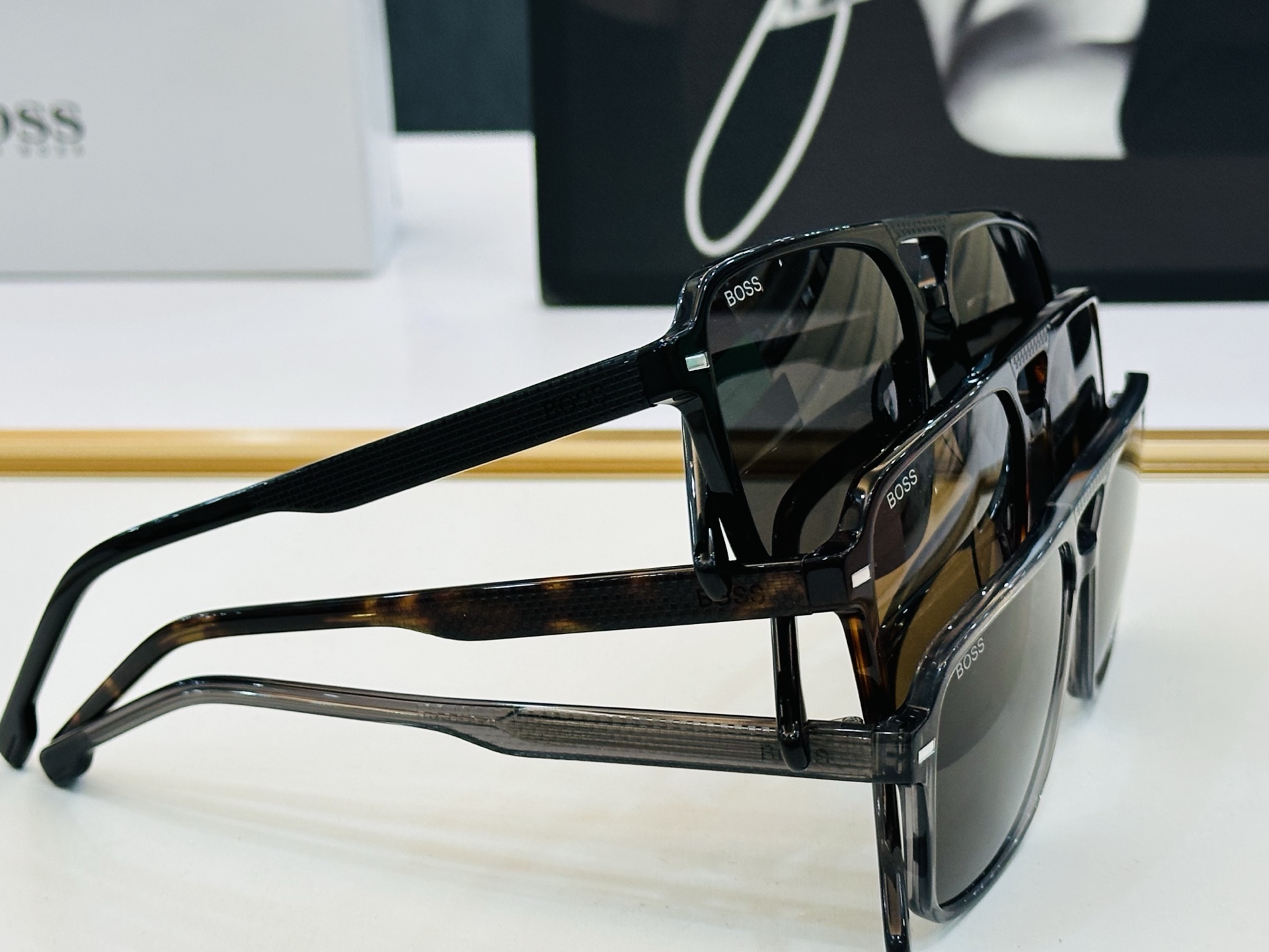 🆕 BOSS 1766/S Size：56口15-150 🕶🕶💋💋👣👣 不挑脸 🍁经典不过时框型 品质优