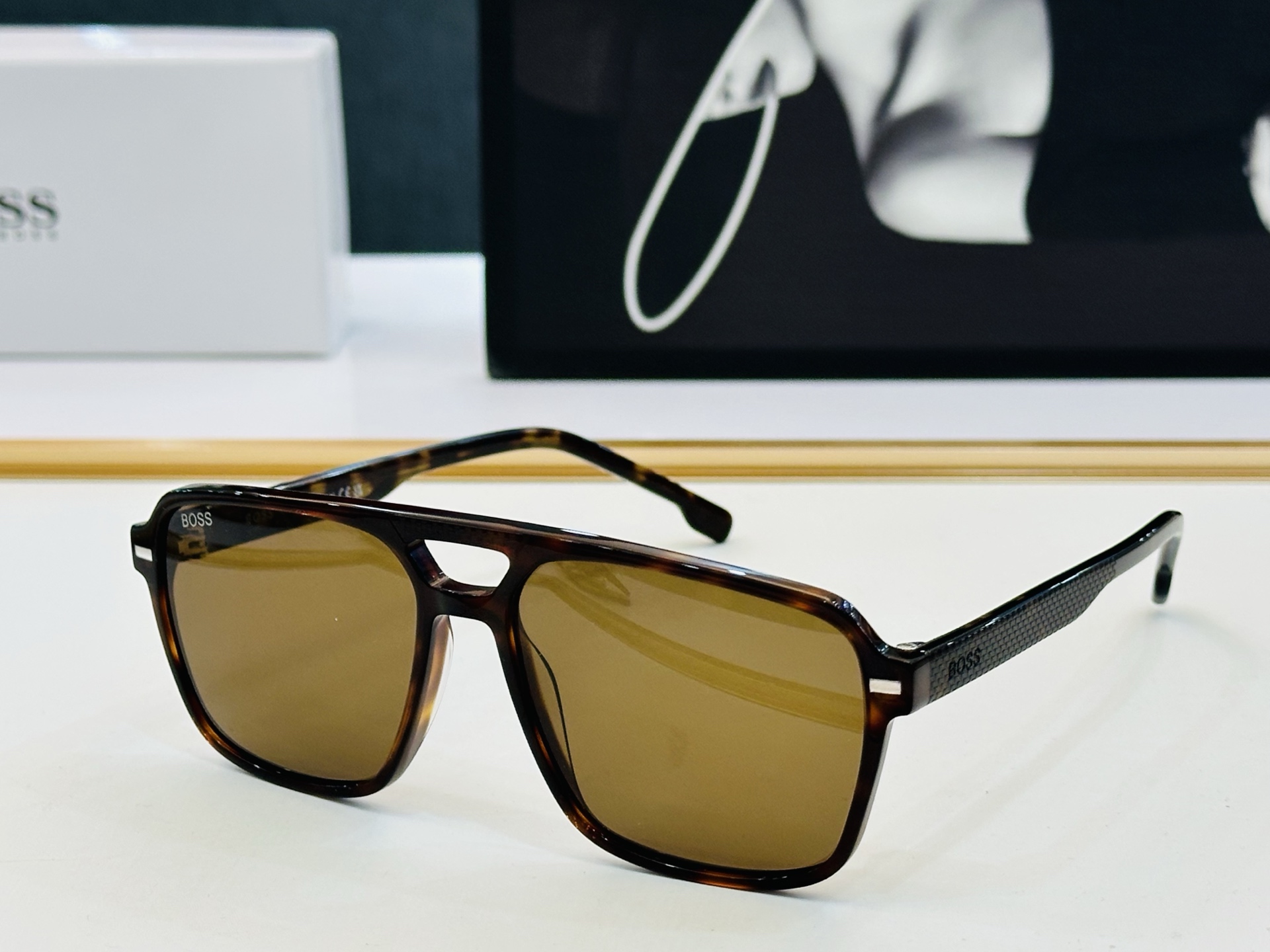 🆕 BOSS 1766/S Size：56口15-150 🕶🕶💋💋👣👣 不挑脸 🍁经典不过时框型 品质优