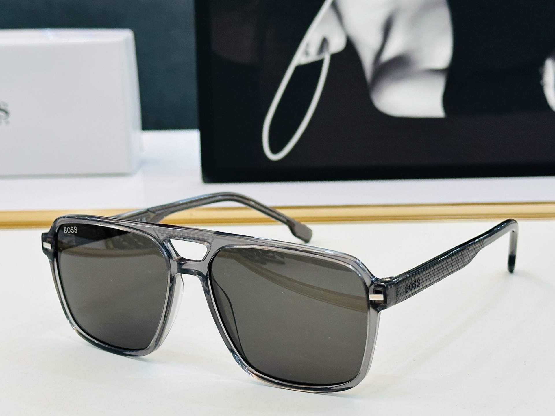 🆕 BOSS 1766/S Size：56口15-150 🕶🕶💋💋👣👣 不挑脸 🍁经典不过时框型 品质优