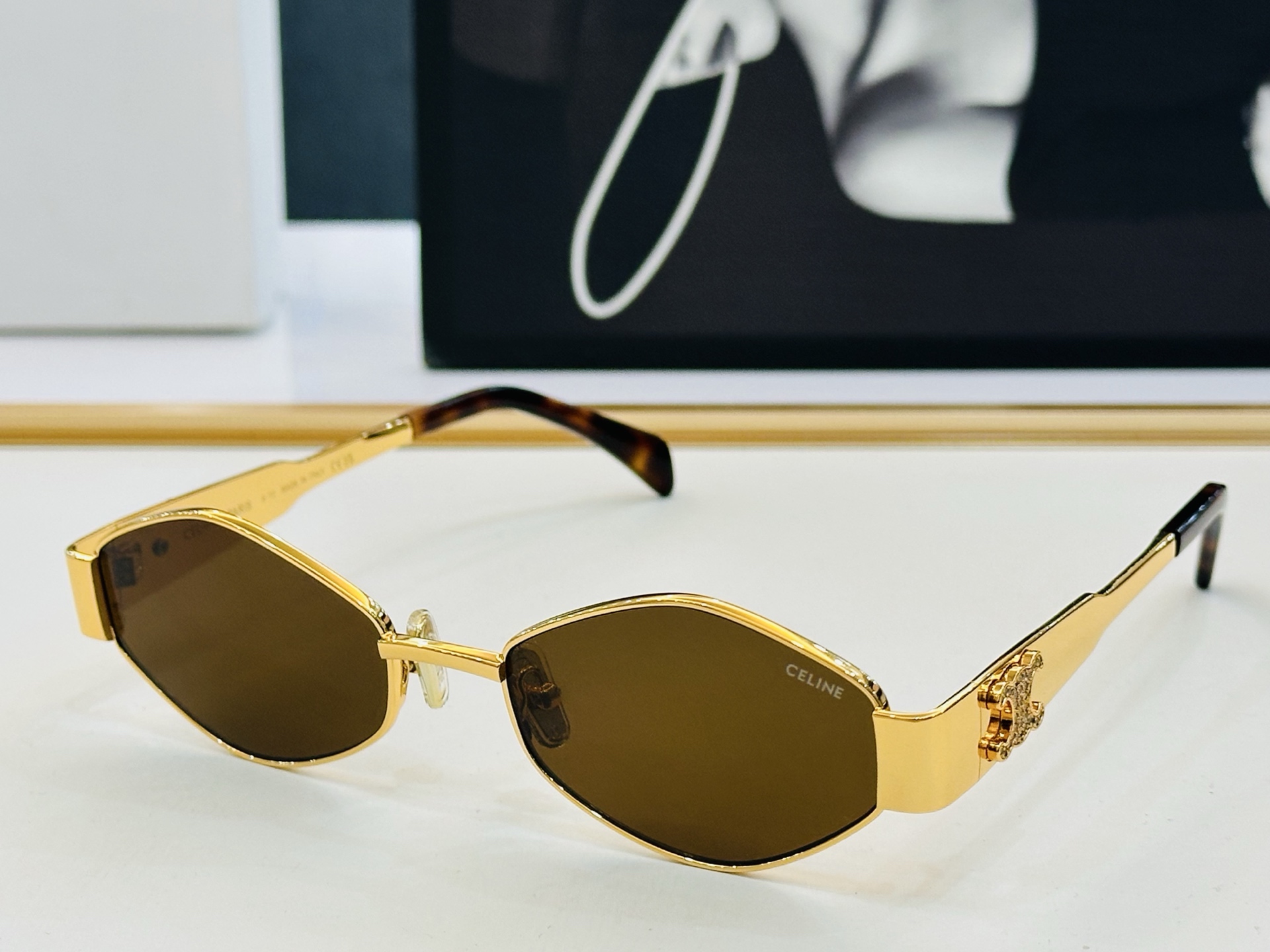 【CELINE】赛琳 CL40254U Size：56口19-145 一直热销的款式，欧美风 光泽度好 