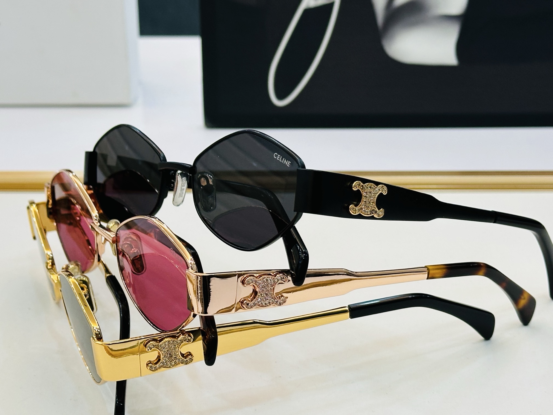 【CELINE】赛琳 CL40254U Size：56口19-145 一直热销的款式，欧美风 光泽度好 