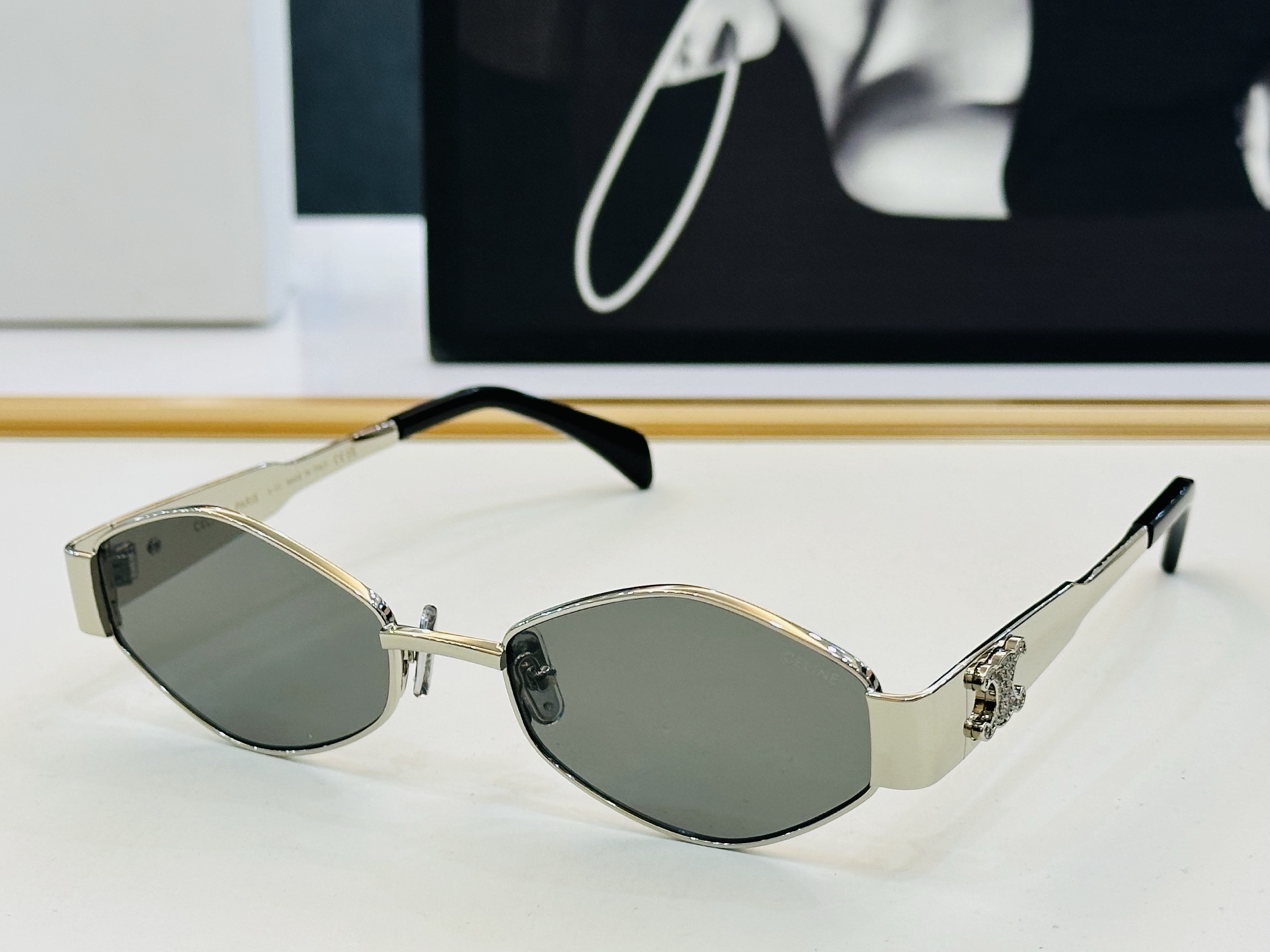 【CELINE】赛琳 CL40254U Size：56口19-145 一直热销的款式，欧美风 光泽度好 