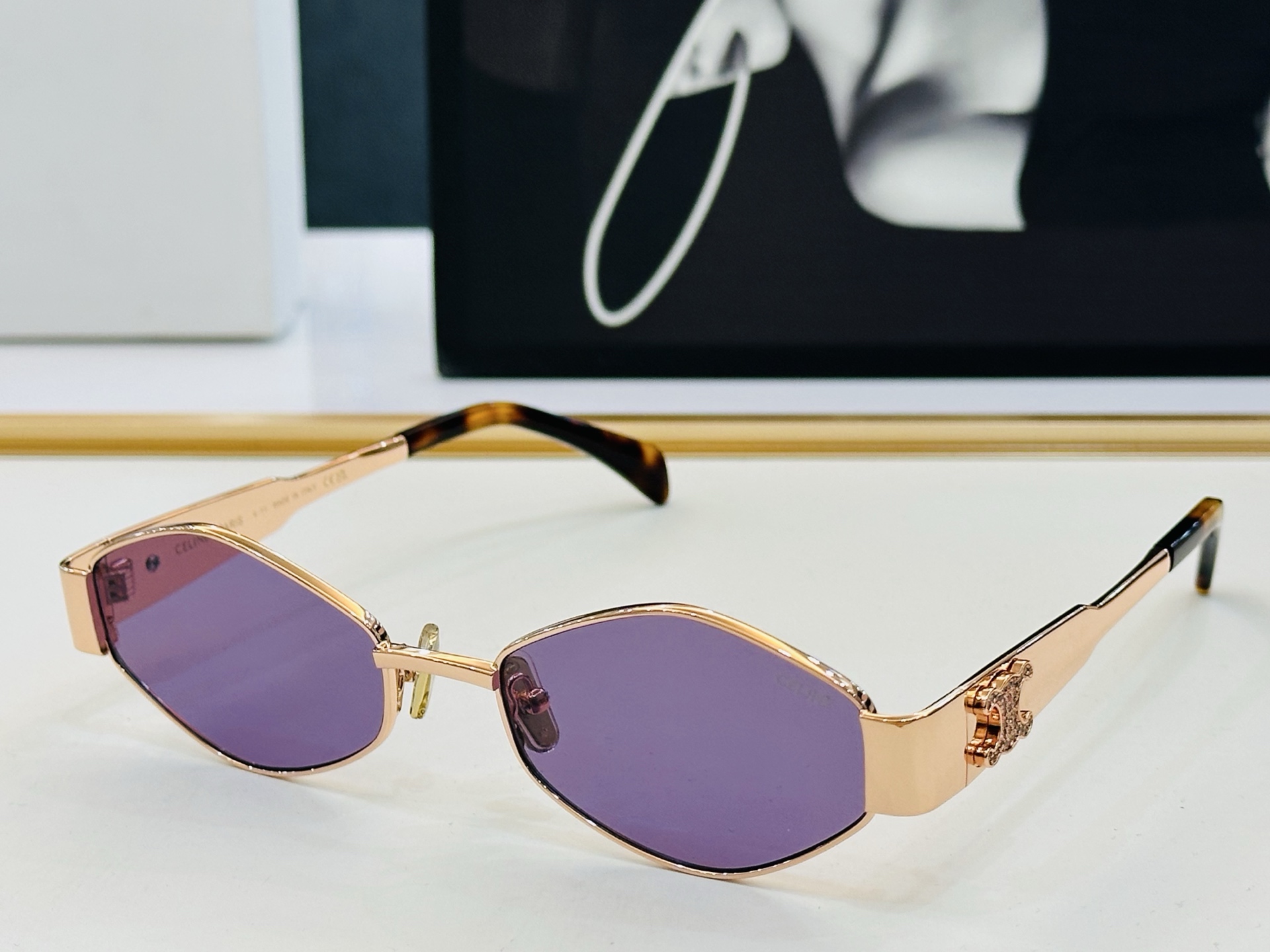 【CELINE】赛琳 CL40254U Size：56口19-145 一直热销的款式，欧美风 光泽度好 