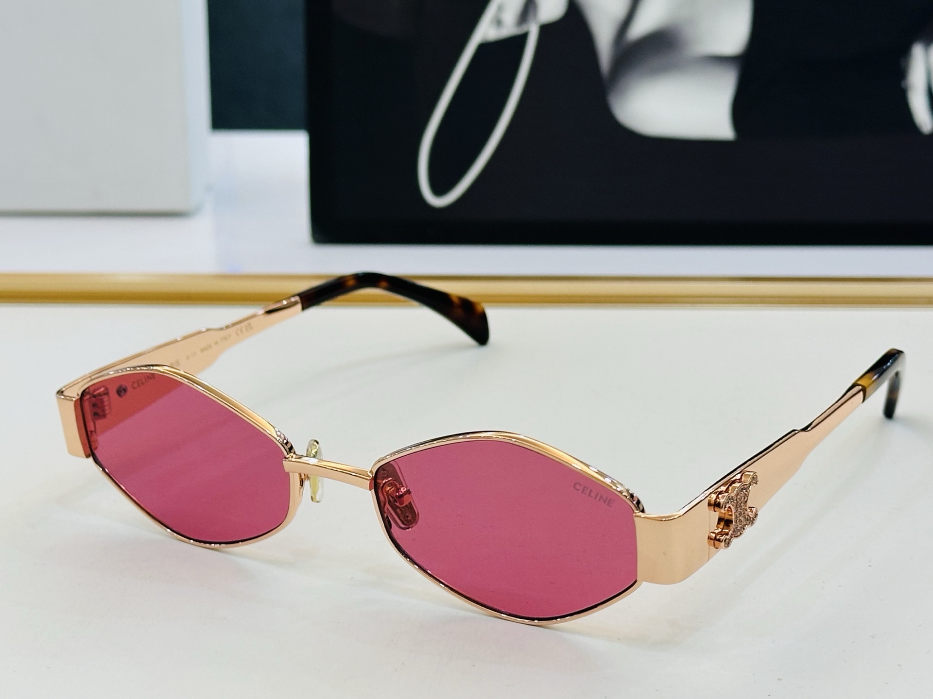 【CELINE】赛琳 CL40254U Size：56口19-145 一直热销的款式，欧美风 光泽度好 