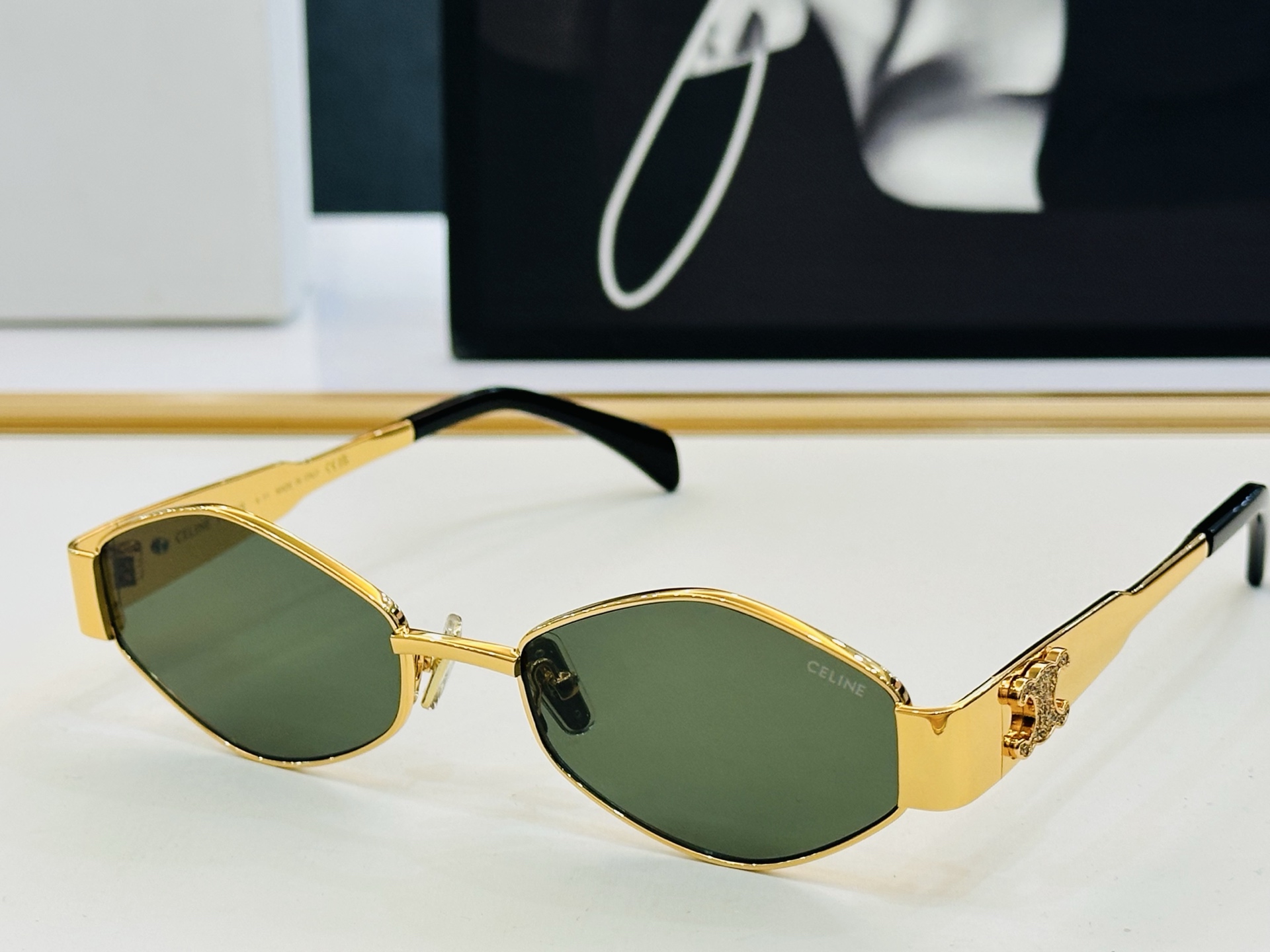 【CELINE】赛琳 CL40254U Size：56口19-145 一直热销的款式，欧美风 光泽度好 