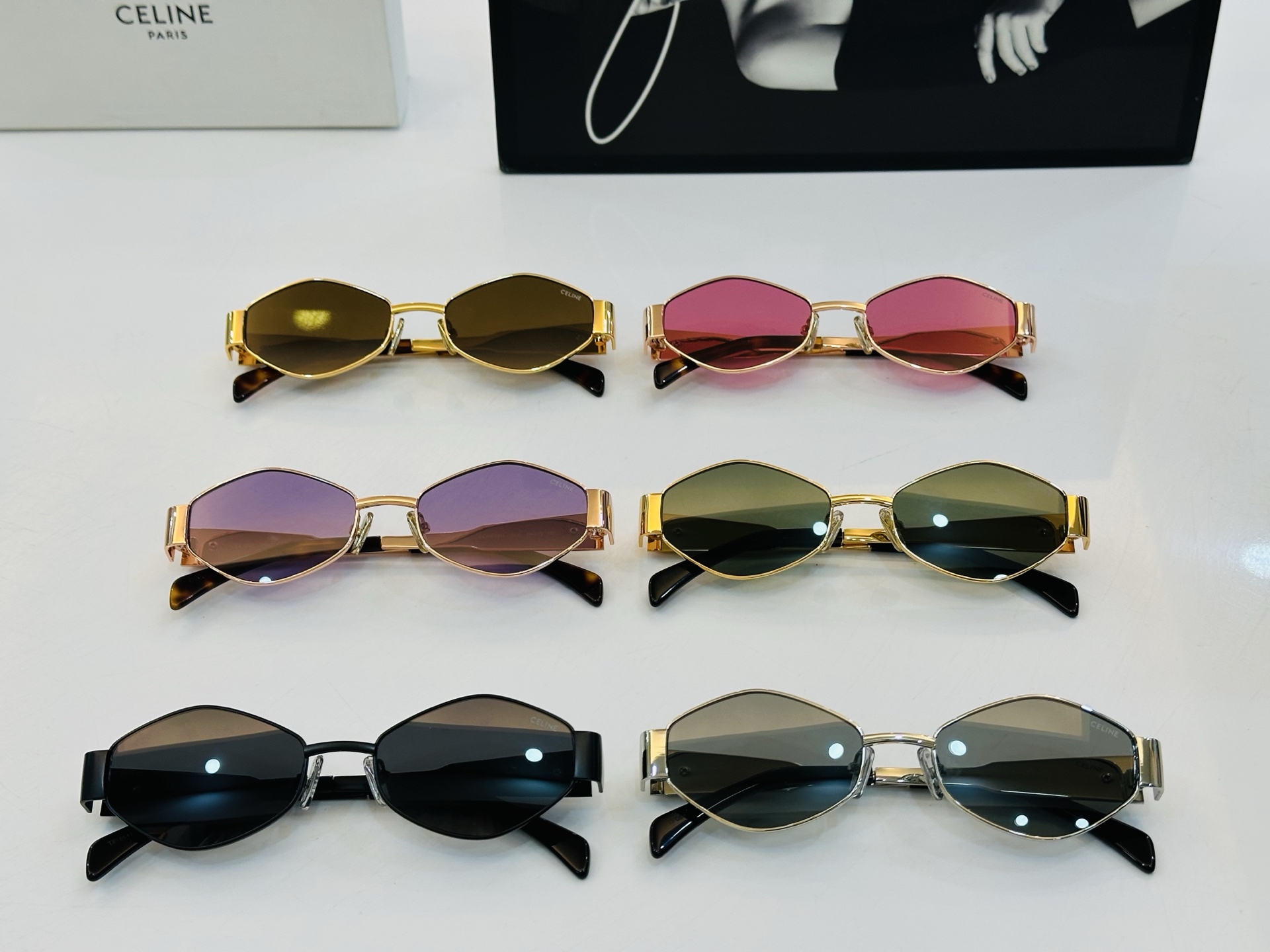 【CELINE】赛琳 CL40254U Size：56口19-145 一直热销的款式，欧美风 光泽度好 