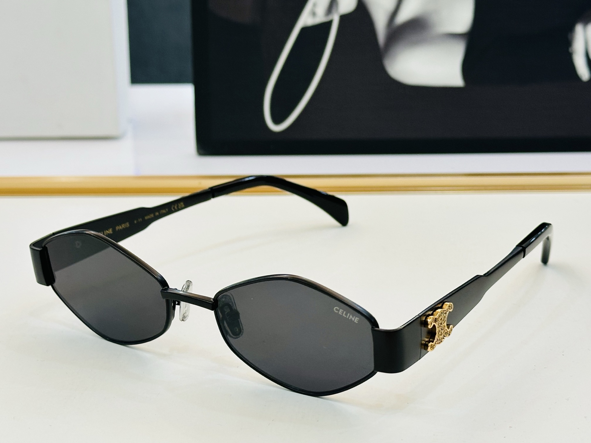 【CELINE】赛琳 CL40254U Size：56口19-145 一直热销的款式，欧美风 光泽度好 