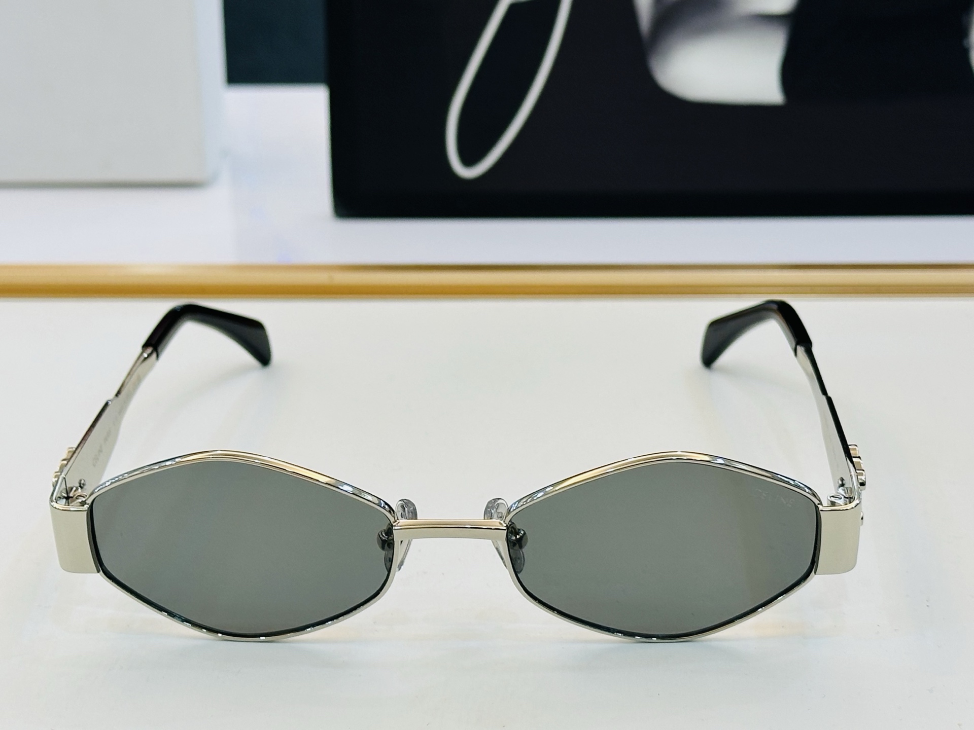 【CELINE】赛琳 CL40254U Size：56口19-145 一直热销的款式，欧美风 光泽度好 