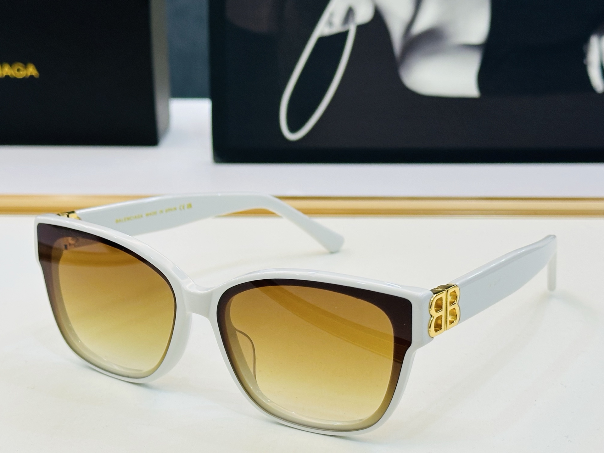 BALENCIAGA巴黎世家 BB0102SA Size：55口18-145 版型很特别的设计让人一眼爱