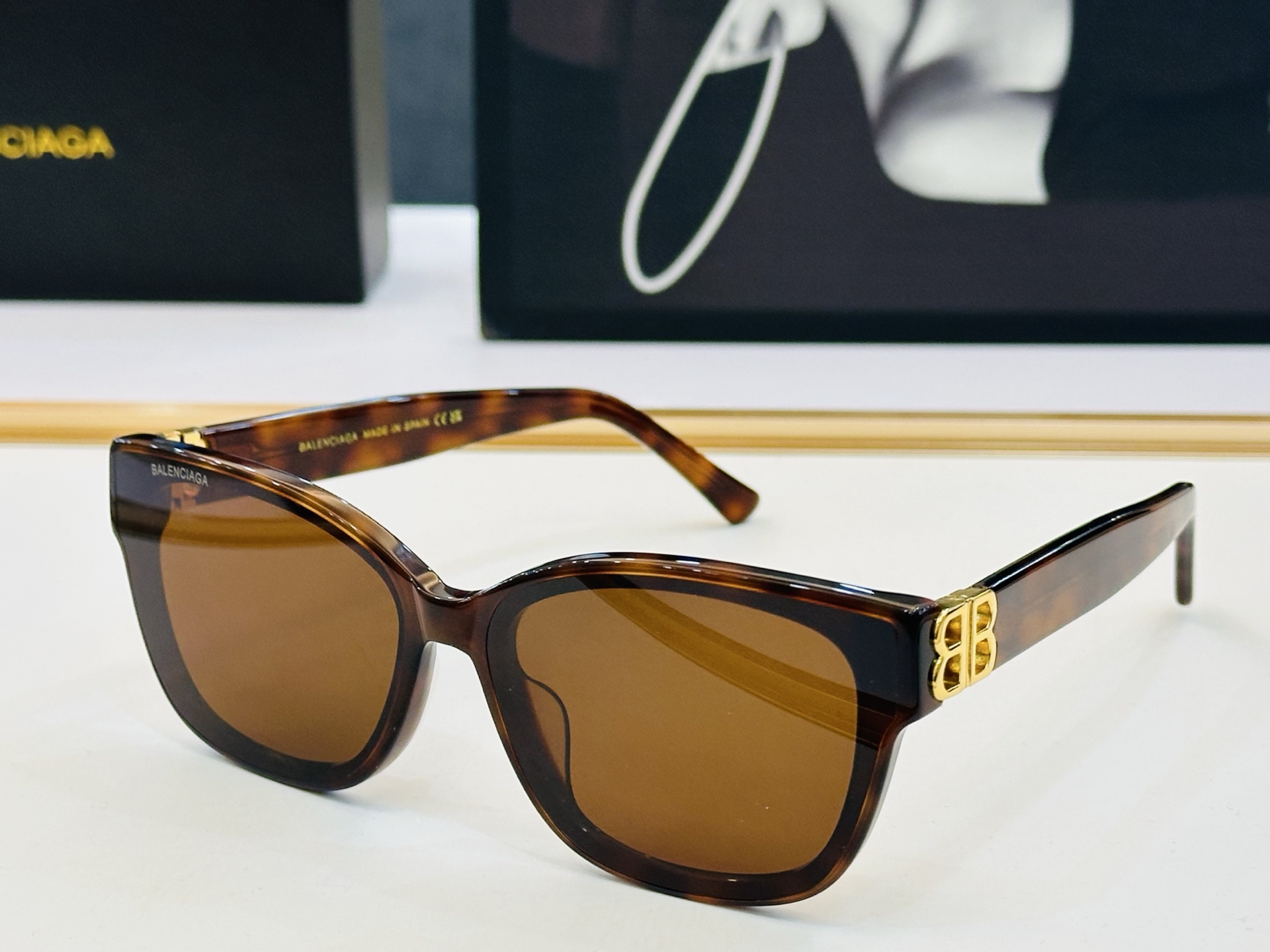 BALENCIAGA巴黎世家 BB0102SA Size：55口18-145 版型很特别的设计让人一眼爱