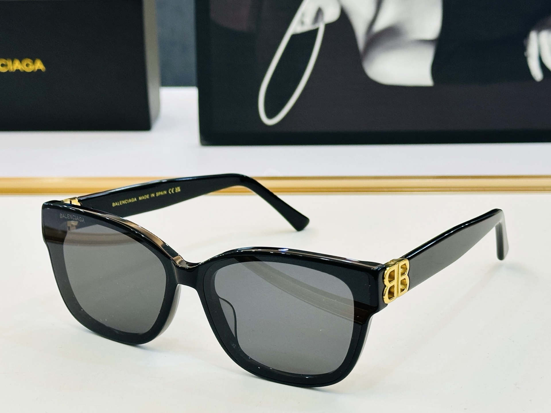 BALENCIAGA巴黎世家 BB0102SA Size：55口18-145 版型很特别的设计让人一眼爱