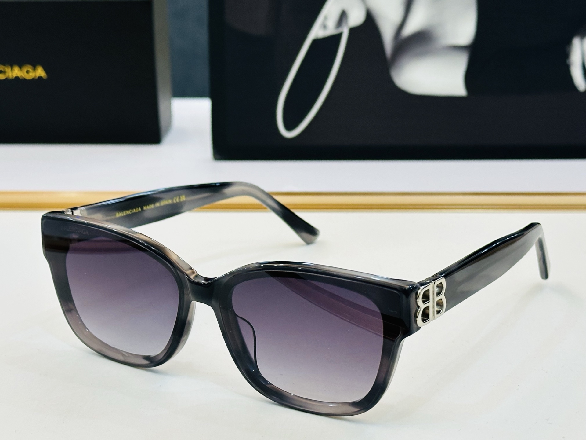 BALENCIAGA巴黎世家 BB0102SA Size：55口18-145 版型很特别的设计让人一眼爱