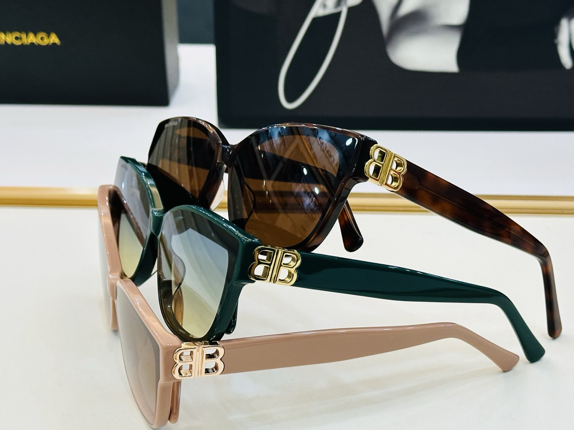 BALENCIAGA巴黎世家 BB0102SA Size：55口18-145 版型很特别的设计让人一眼爱