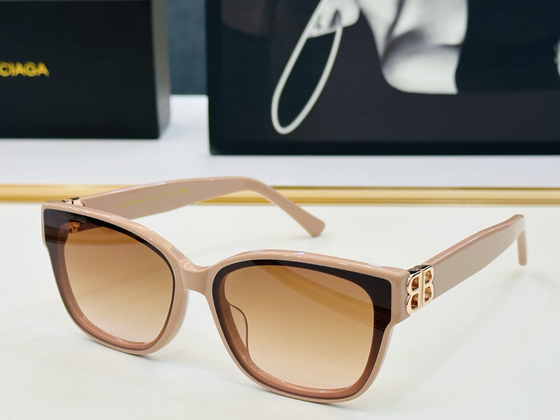 BALENCIAGA巴黎世家 BB0102SA Size：55口18-145 版型很特别的设计让人一眼爱