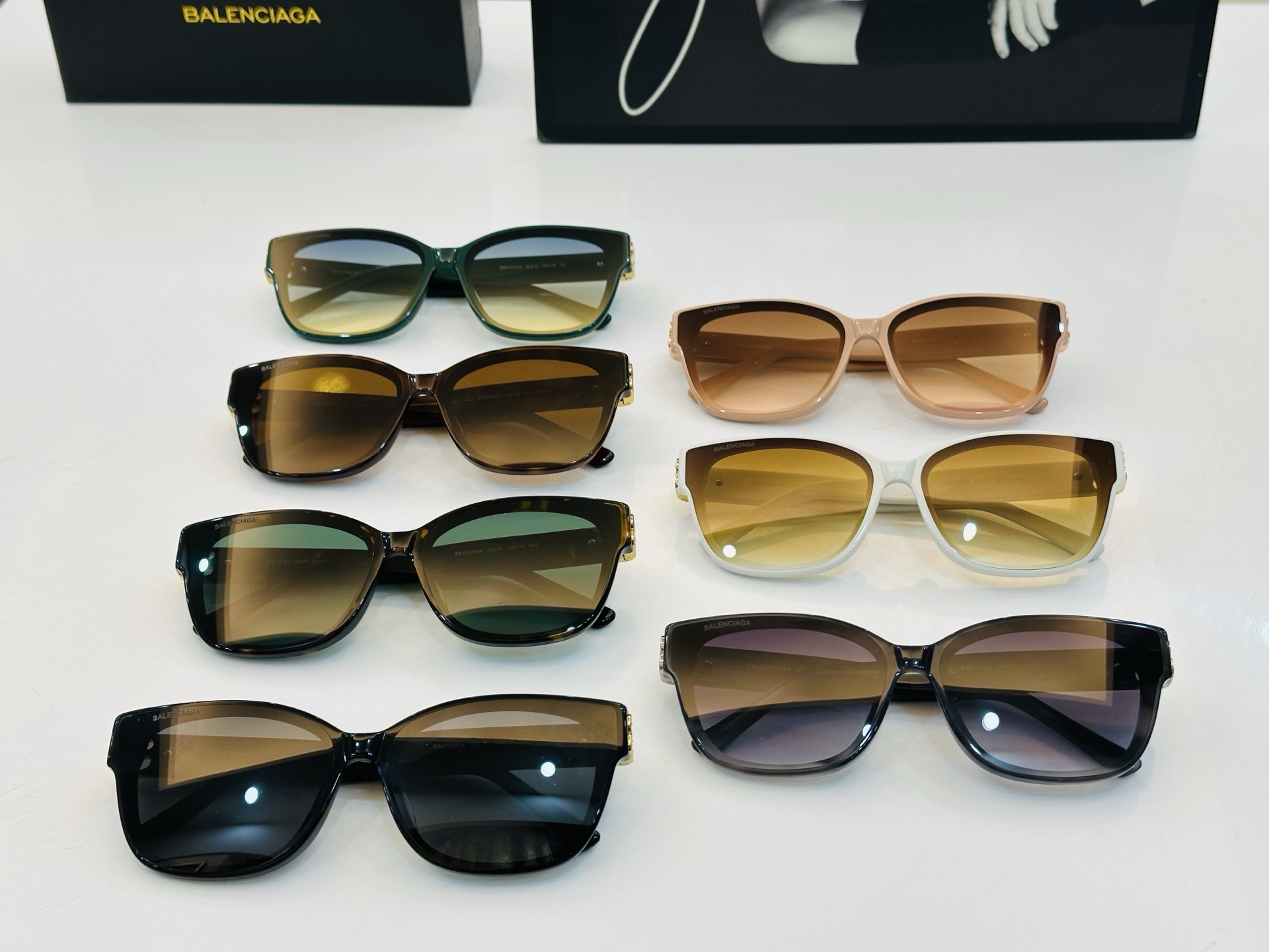 BALENCIAGA巴黎世家 BB0102SA Size：55口18-145 版型很特别的设计让人一眼爱