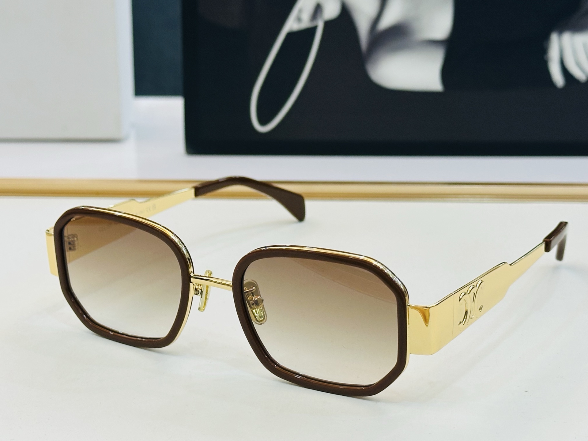 【CELINE】赛琳 CL40332F Size：52口22-145 一直热销的款式 欧美风 L光泽度好