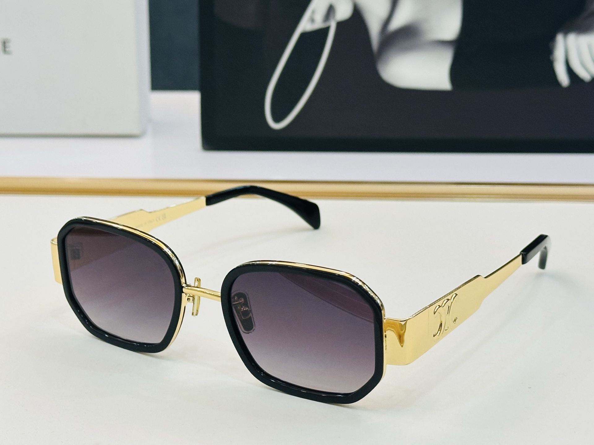 【CELINE】赛琳 CL40332F Size：52口22-145 一直热销的款式 欧美风 L光泽度好