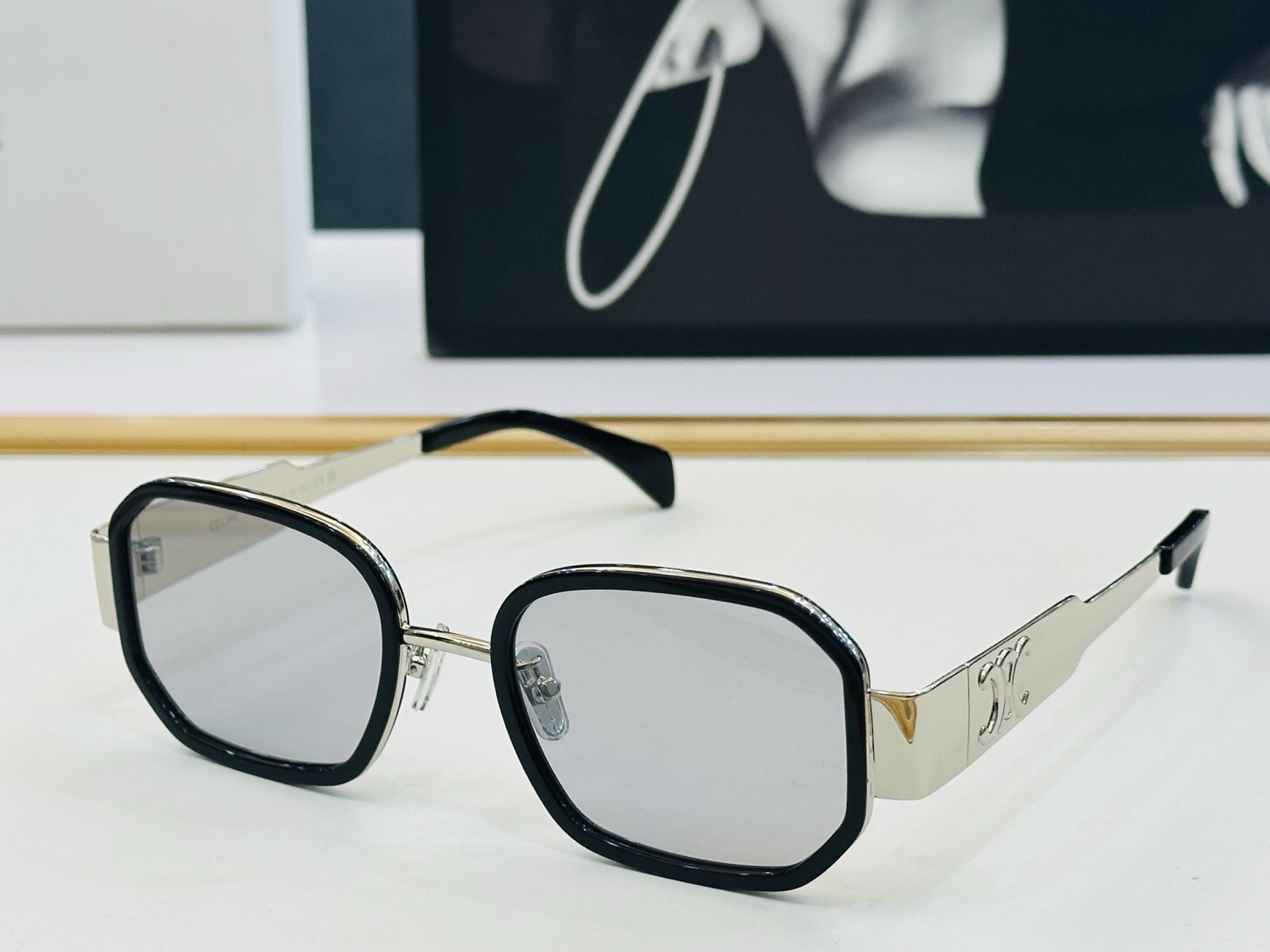 【CELINE】赛琳 CL40332F Size：52口22-145 一直热销的款式 欧美风 L光泽度好