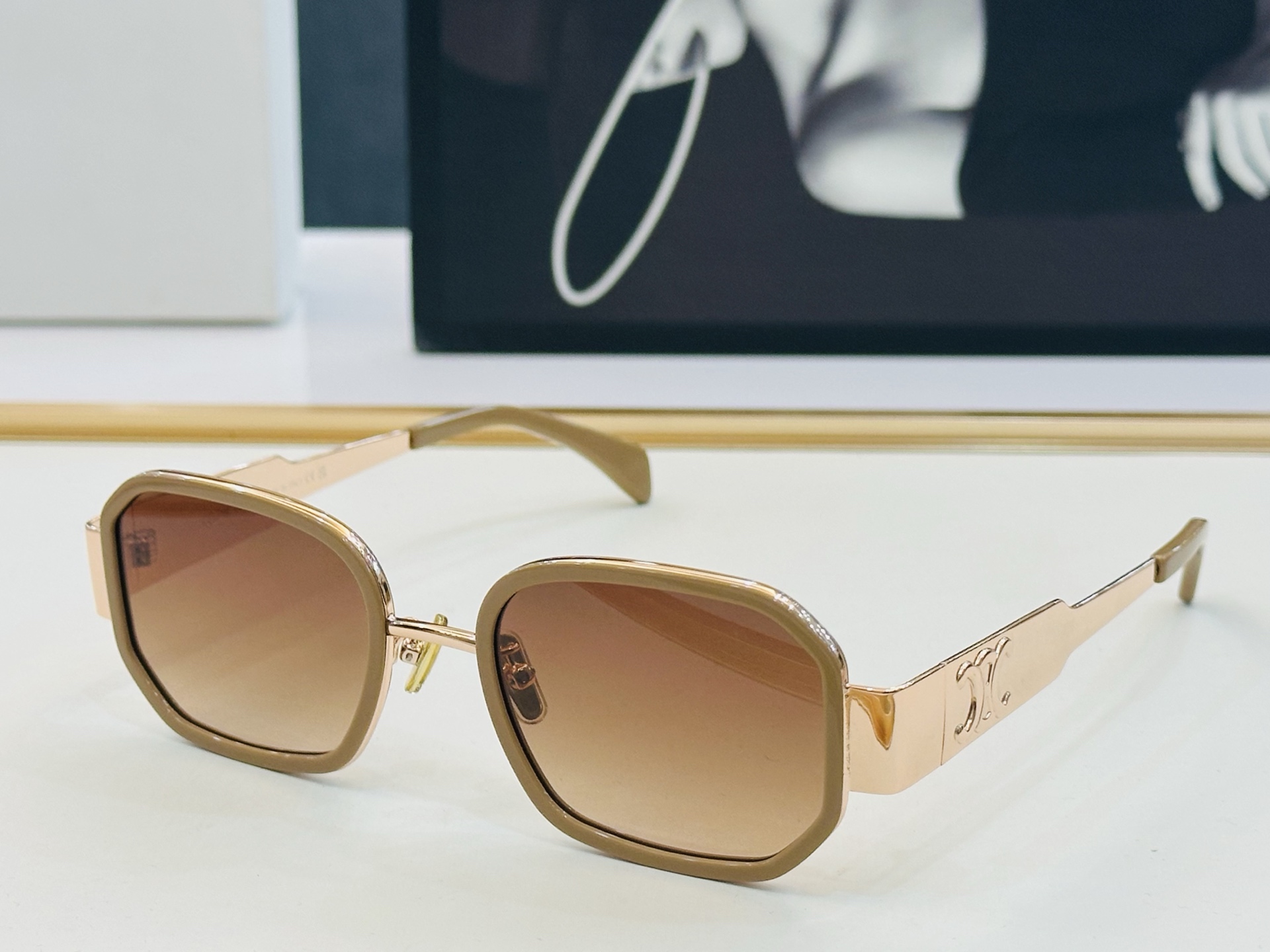 【CELINE】赛琳 CL40332F Size：52口22-145 一直热销的款式 欧美风 L光泽度好