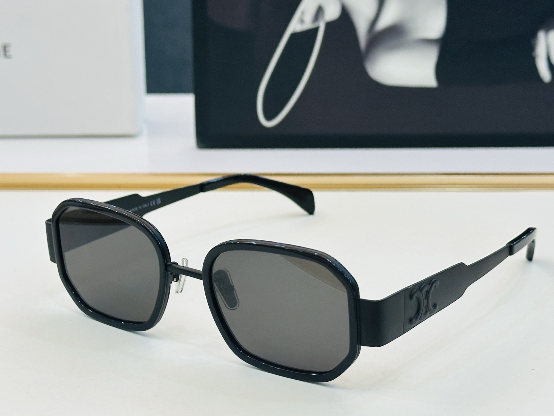 【CELINE】赛琳 CL40332F Size：52口22-145 一直热销的款式 欧美风 L光泽度好