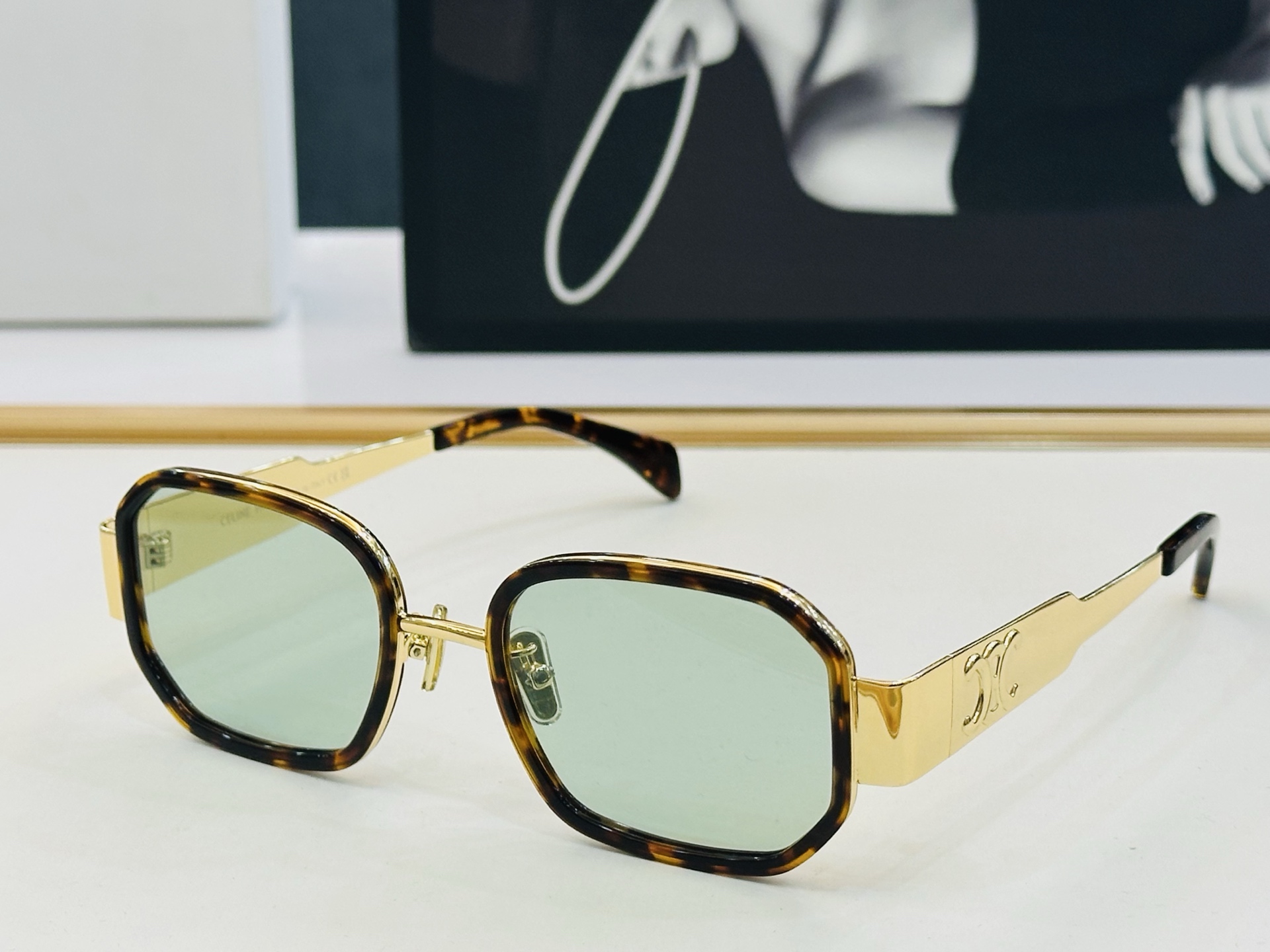 【CELINE】赛琳 CL40332F Size：52口22-145 一直热销的款式 欧美风 L光泽度好