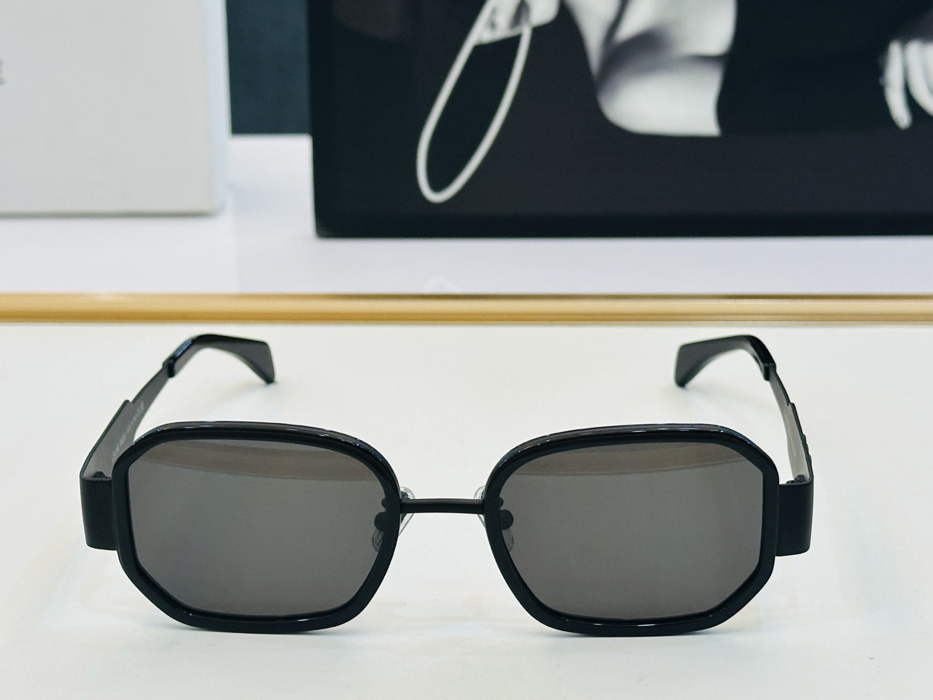 【CELINE】赛琳 CL40332F Size：52口22-145 一直热销的款式 欧美风 L光泽度好