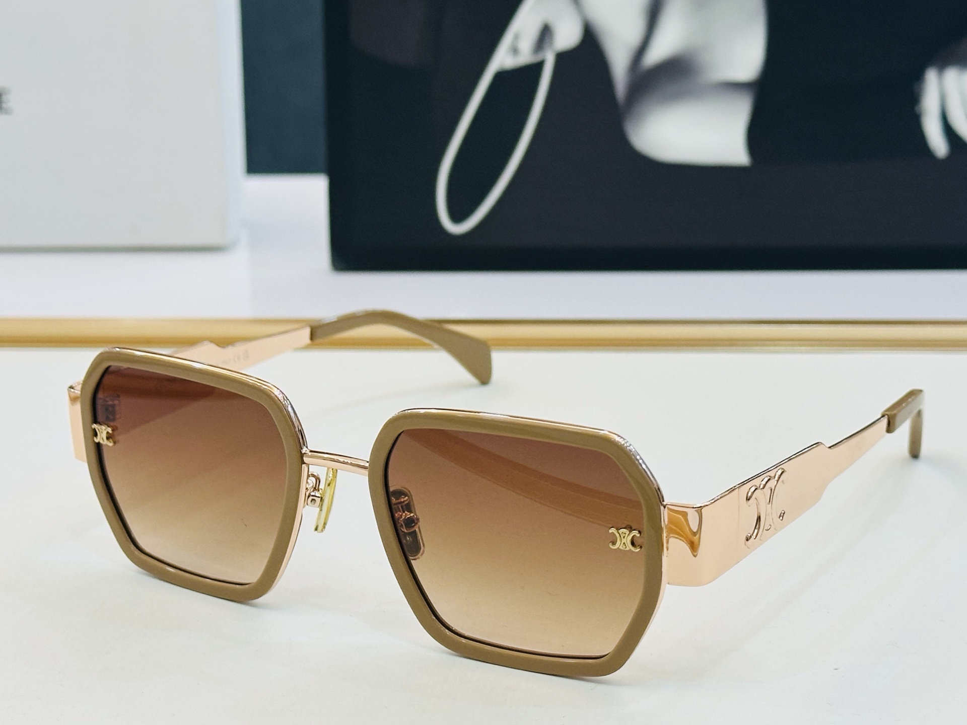 【CELINE】赛琳 CL40333F Size：53口21-145 一直热销的款式 欧美风 L光泽度好