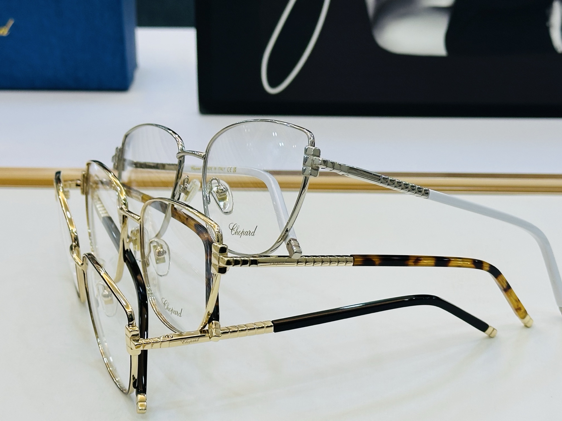 原版 ChoPard肖邦 MODEL: VCHL98 Size：55口18-142 以现代时尚的设计风格