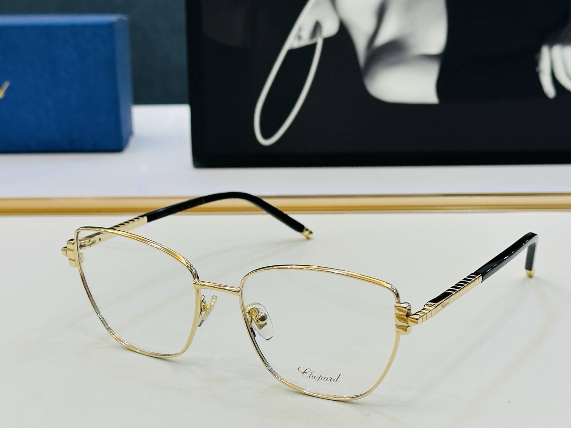 原版 ChoPard肖邦 MODEL: VCHL98 Size：55口18-142 以现代时尚的设计风格