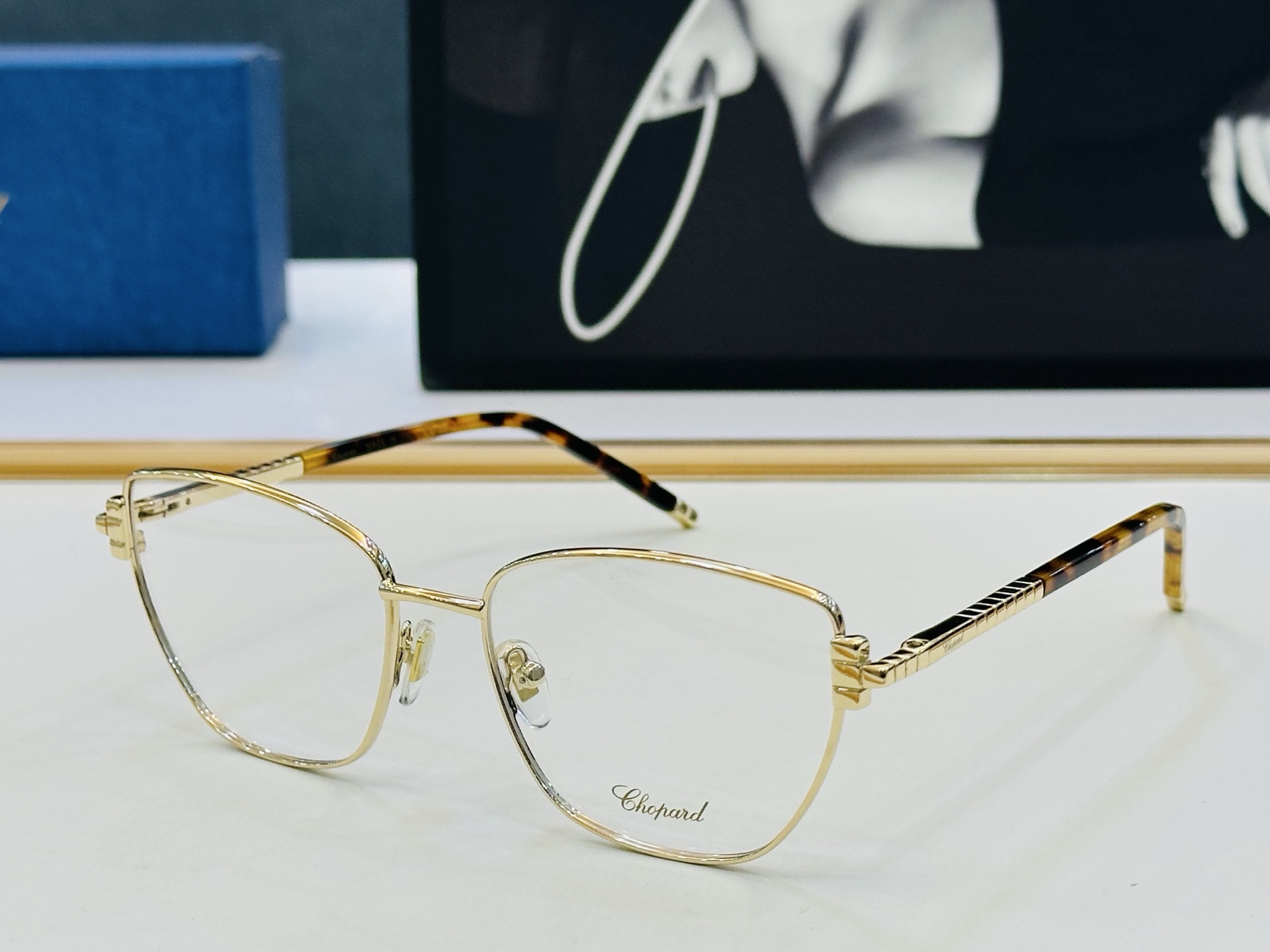 原版 ChoPard肖邦 MODEL: VCHL98 Size：55口18-142 以现代时尚的设计风格