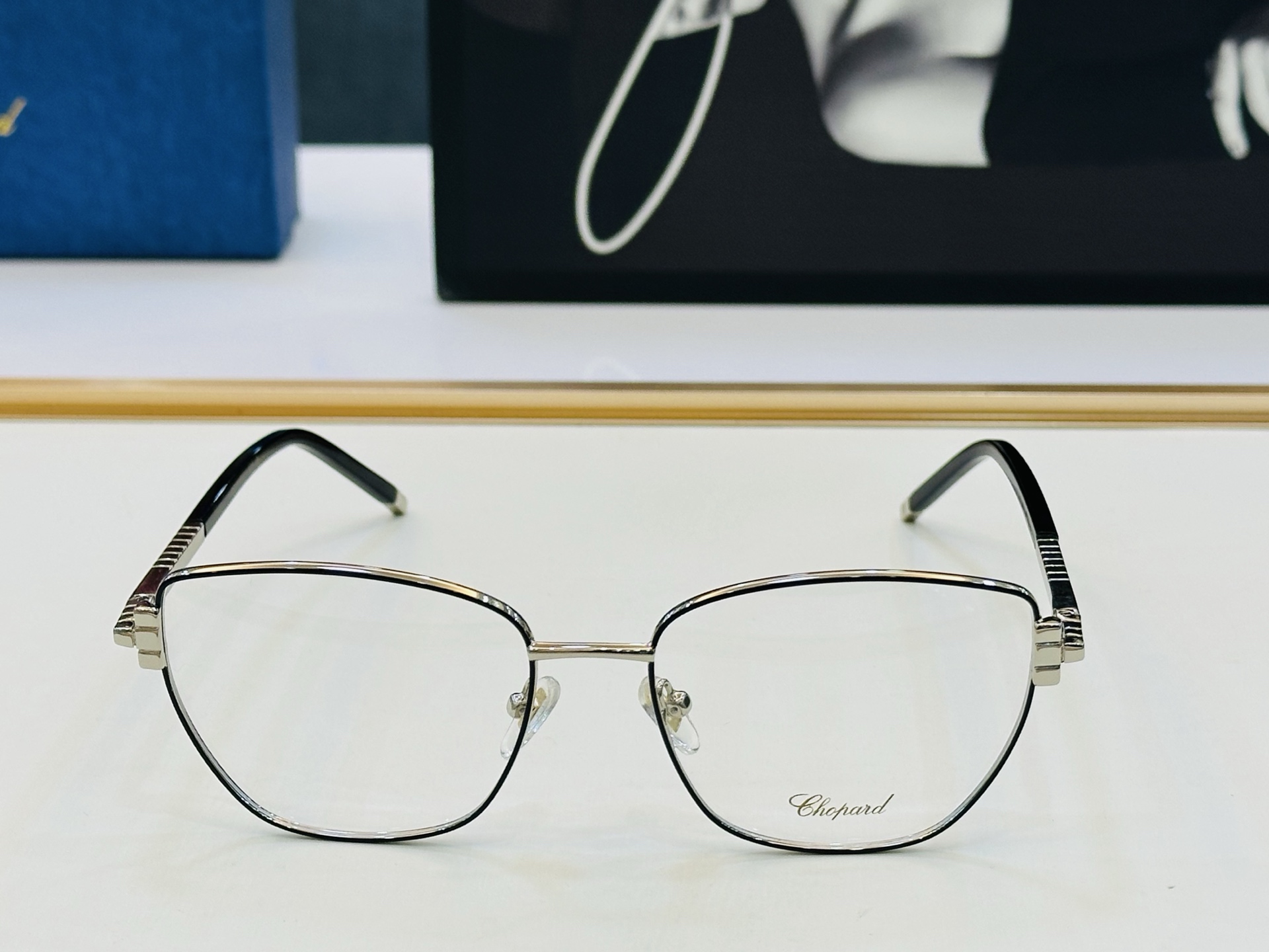 原版 ChoPard肖邦 MODEL: VCHL98 Size：55口18-142 以现代时尚的设计风格