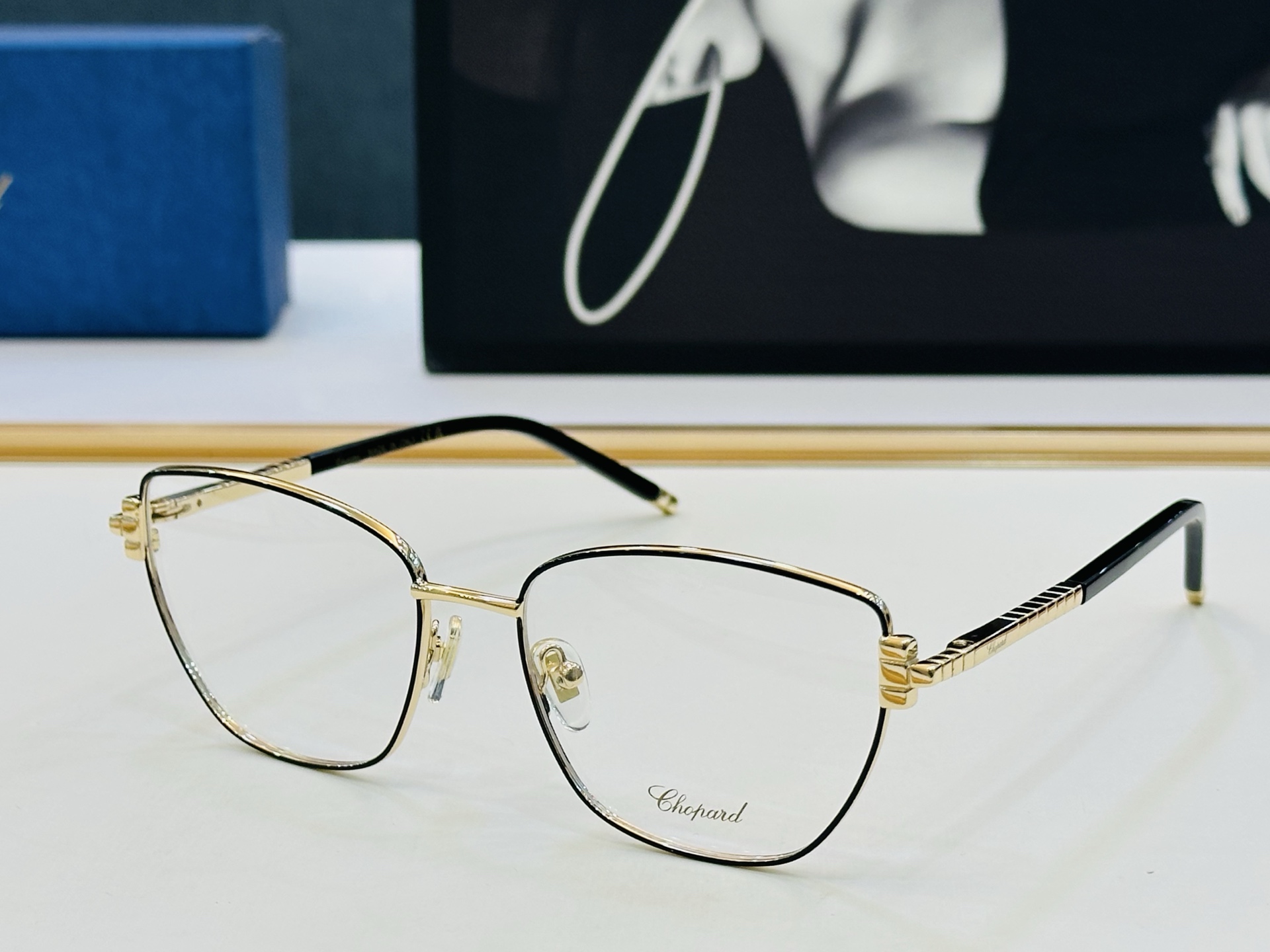 原版 ChoPard肖邦 MODEL: VCHL98 Size：55口18-142 以现代时尚的设计风格