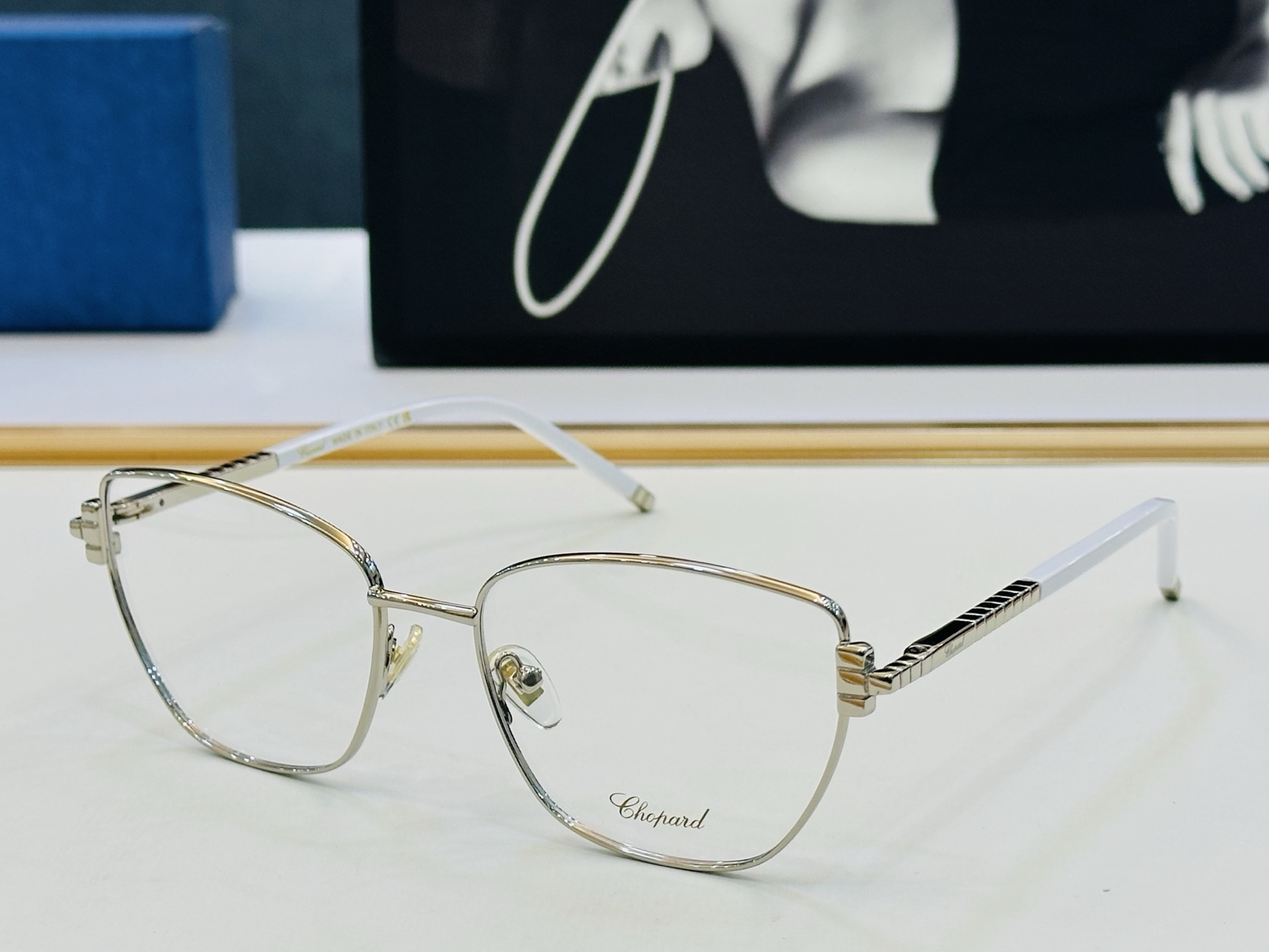 原版 ChoPard肖邦 MODEL: VCHL98 Size：55口18-142 以现代时尚的设计风格