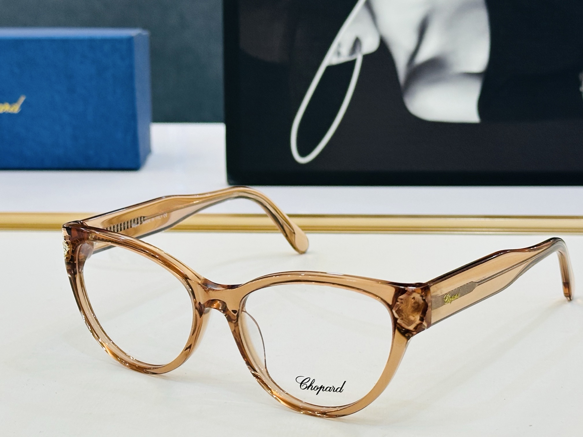 原版 ChoPard肖邦 MODEL: VCH332S Size：54口17-145 以现代时尚的设计风