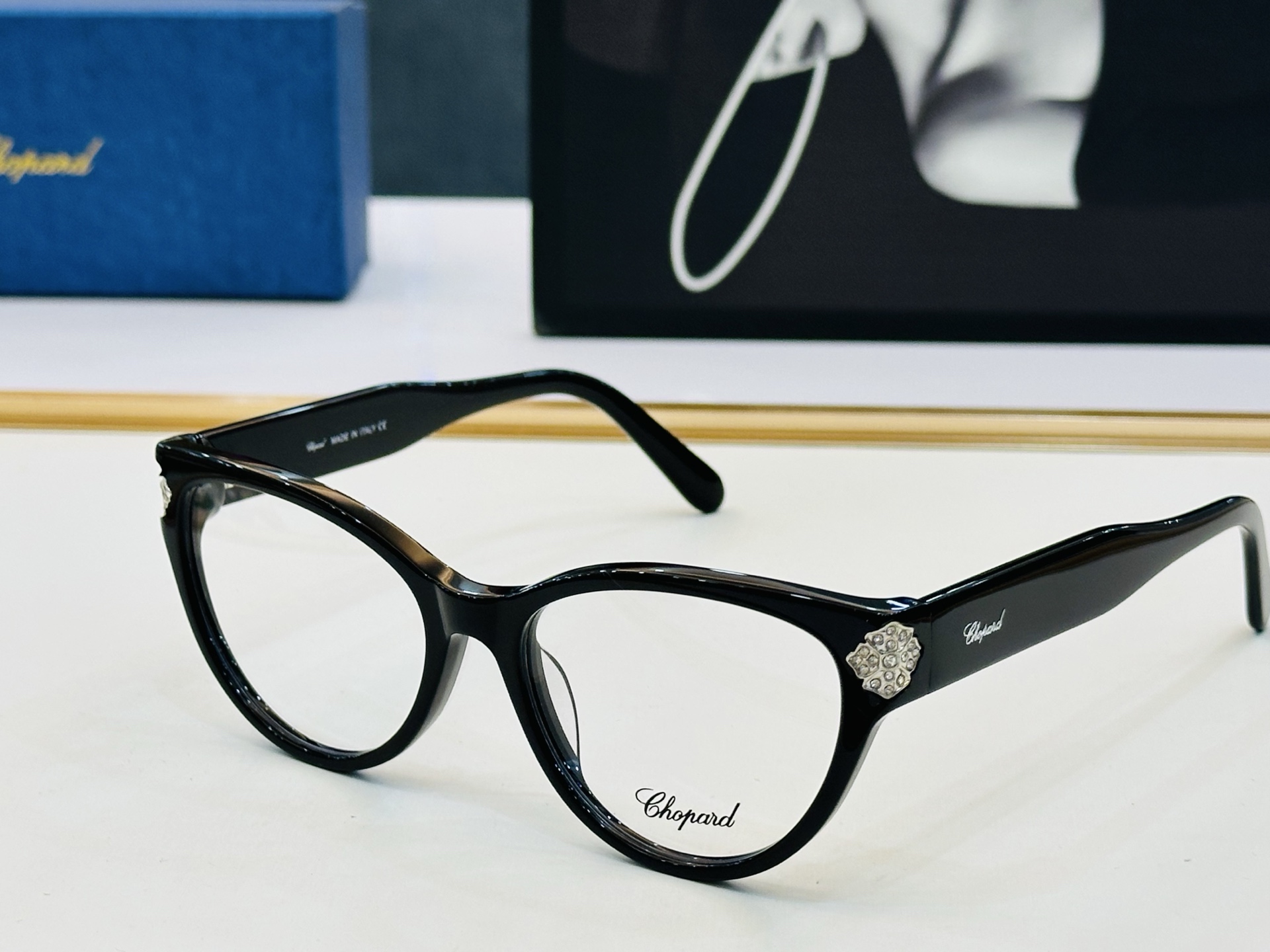 原版 ChoPard肖邦 MODEL: VCH332S Size：54口17-145 以现代时尚的设计风