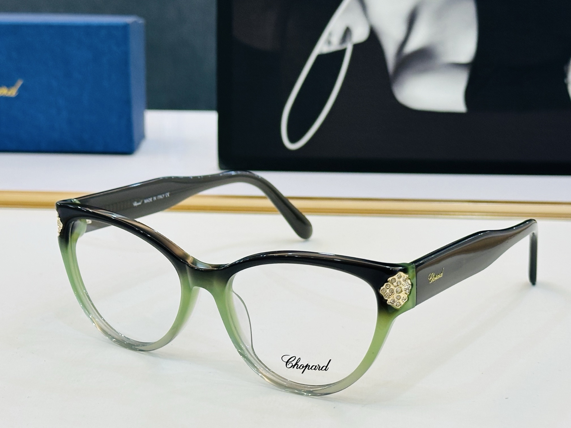 原版 ChoPard肖邦 MODEL: VCH332S Size：54口17-145 以现代时尚的设计风