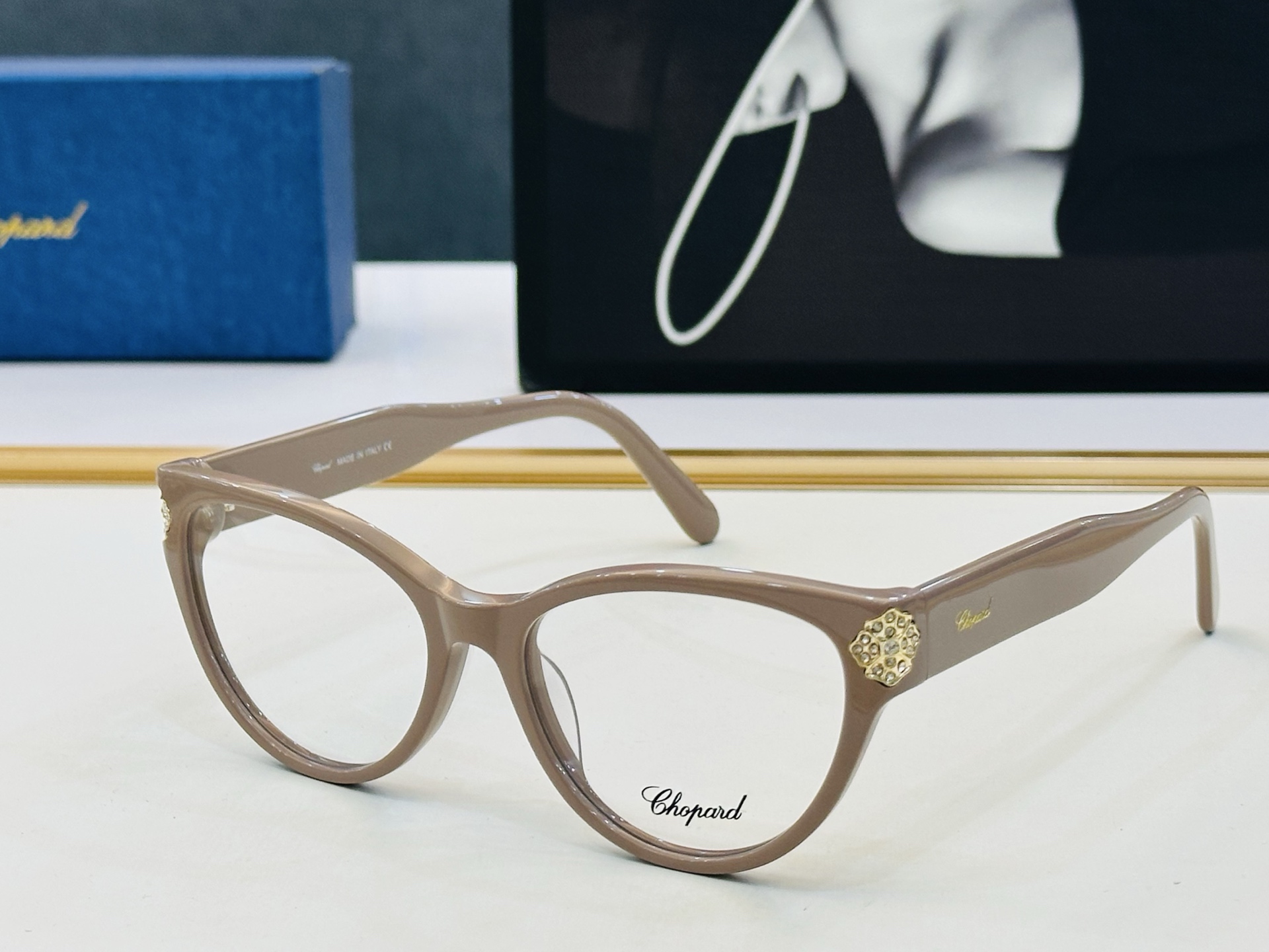 原版 ChoPard肖邦 MODEL: VCH332S Size：54口17-145 以现代时尚的设计风