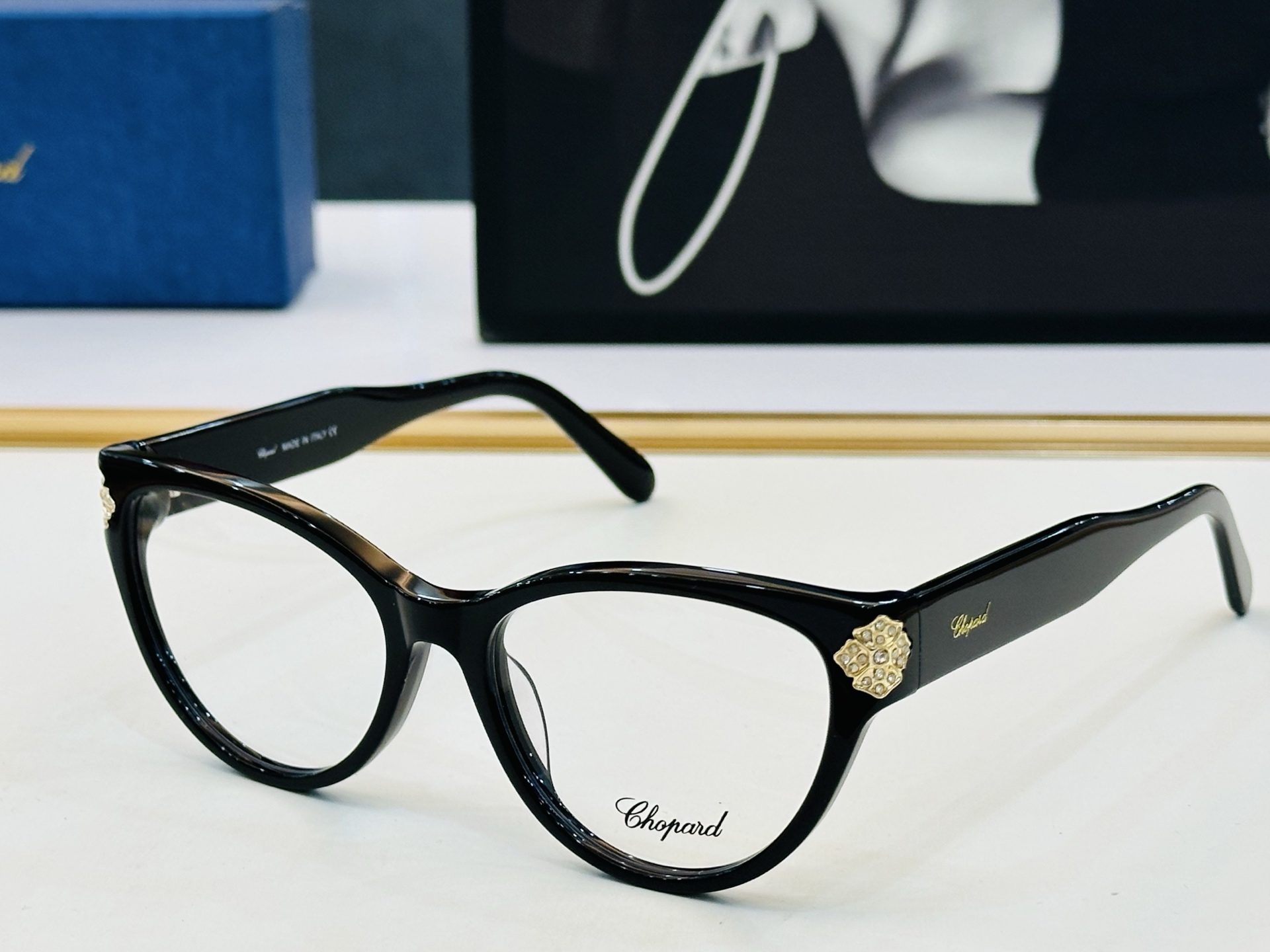 原版 ChoPard肖邦 MODEL: VCH332S Size：54口17-145 以现代时尚的设计风