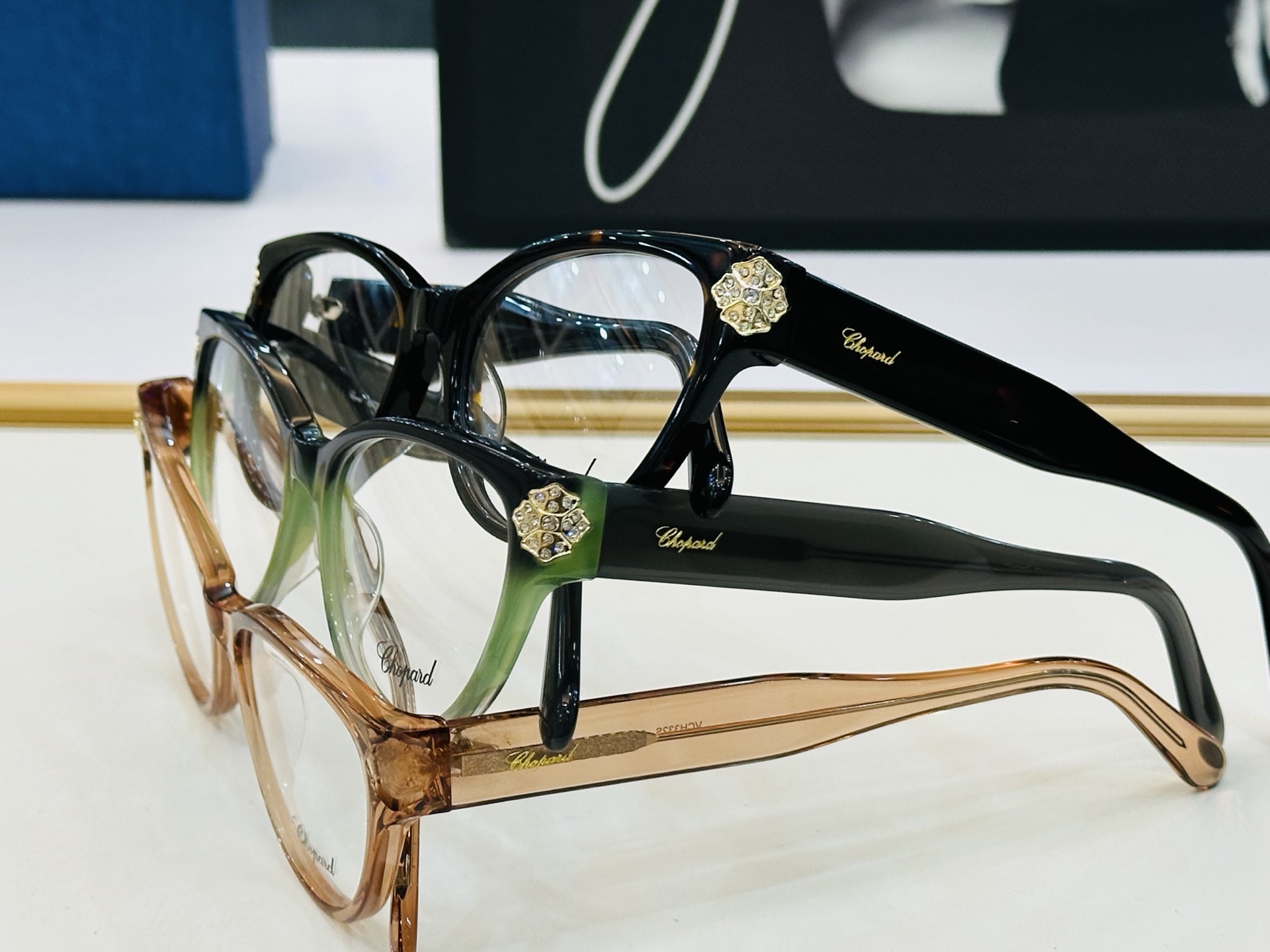 原版 ChoPard肖邦 MODEL: VCH332S Size：54口17-145 以现代时尚的设计风