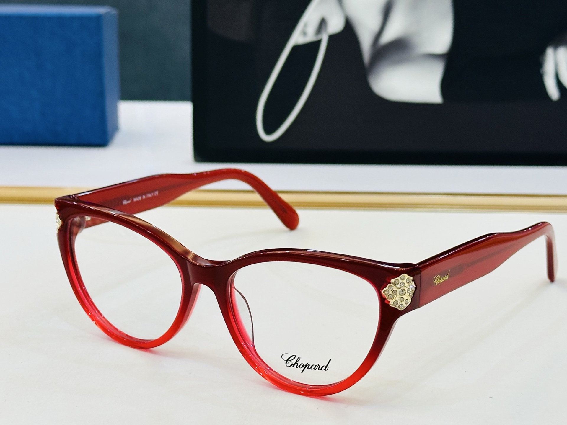 原版 ChoPard肖邦 MODEL: VCH332S Size：54口17-145 以现代时尚的设计风