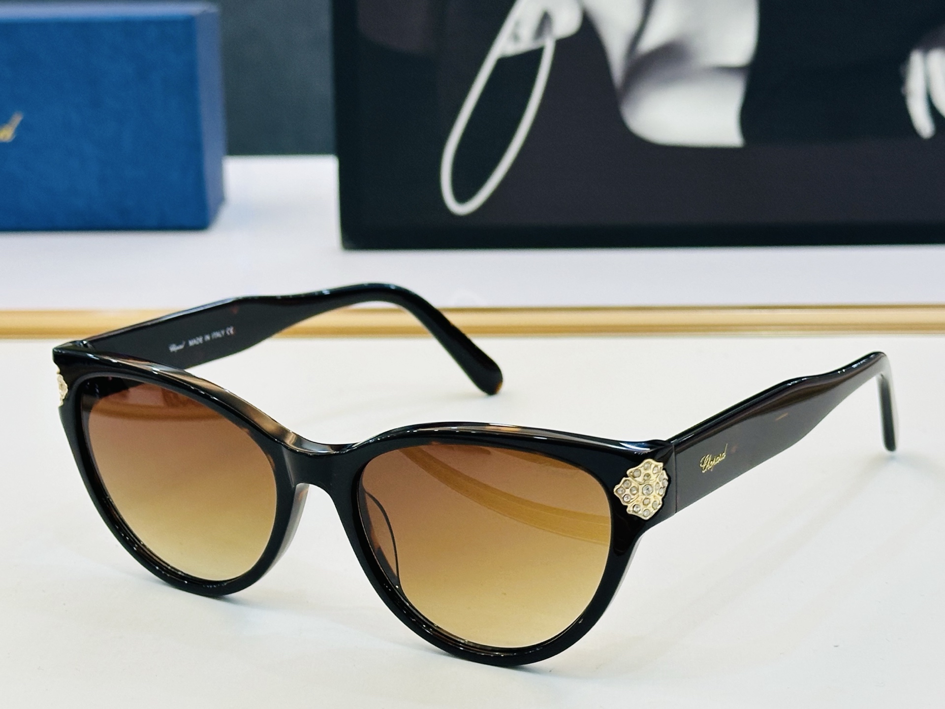 原版 ChoPard肖邦 MODEL: VCH332S Size：54口17-145 以现代时尚的设计风