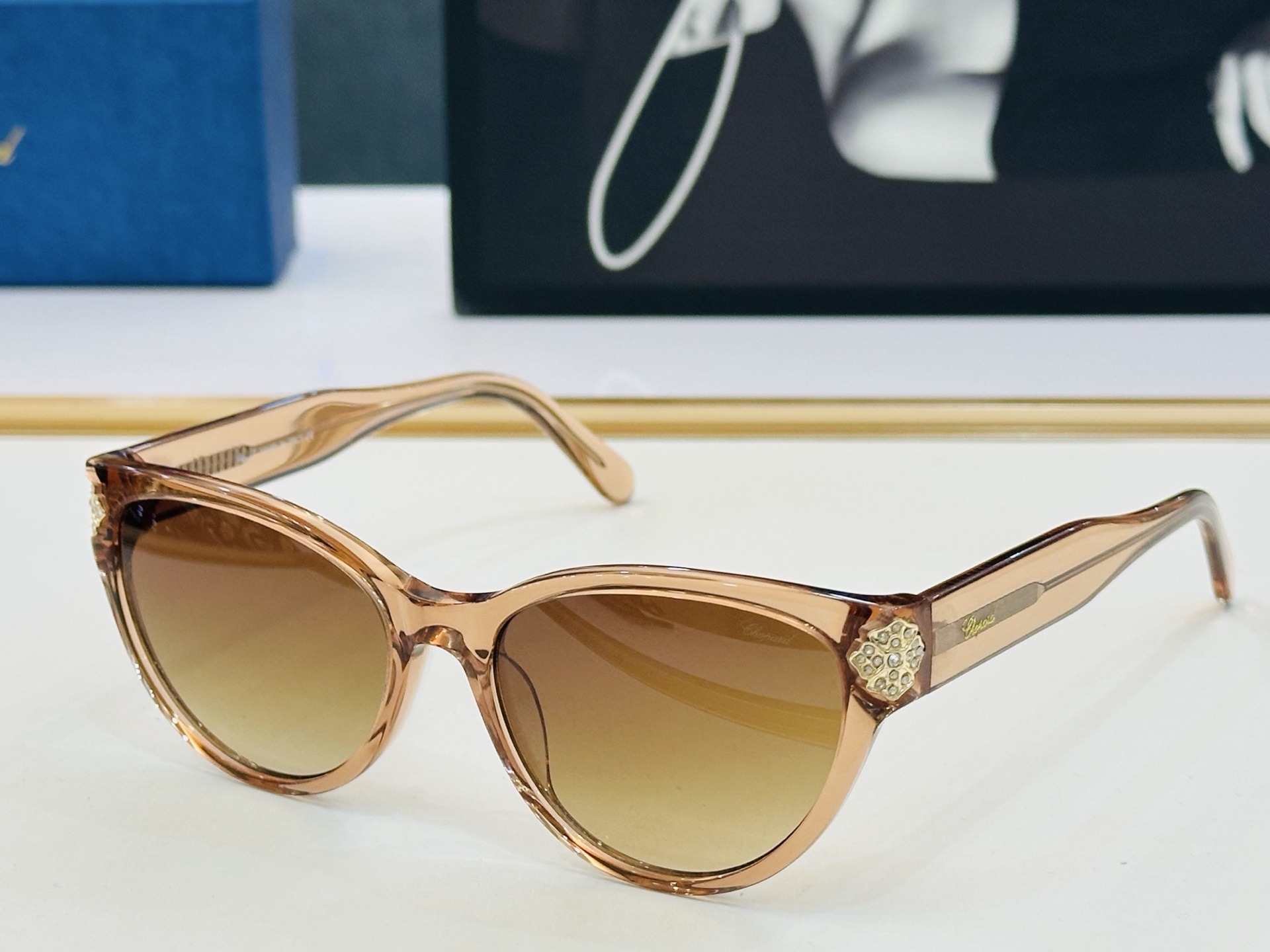 原版 ChoPard肖邦 MODEL: VCH332S Size：54口17-145 以现代时尚的设计风