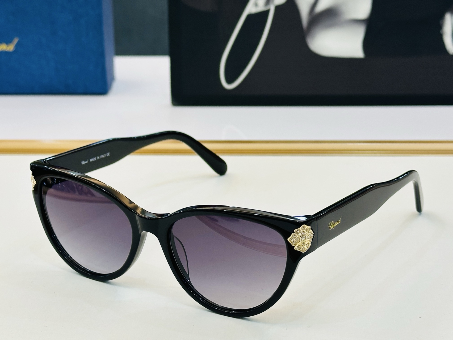 原版 ChoPard肖邦 MODEL: VCH332S Size：54口17-145 以现代时尚的设计风