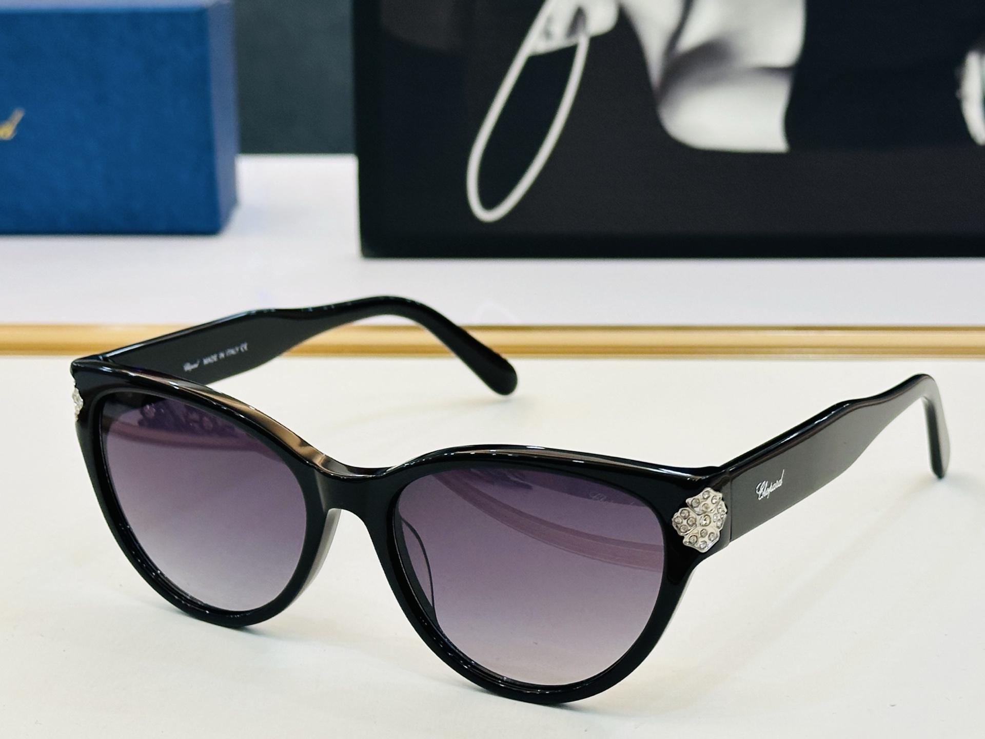 原版 ChoPard肖邦 MODEL: VCH332S Size：54口17-145 以现代时尚的设计风