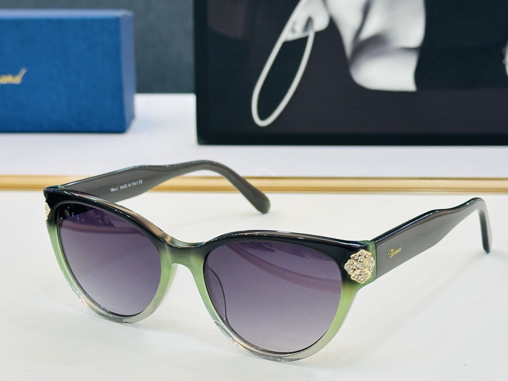 原版 ChoPard肖邦 MODEL: VCH332S Size：54口17-145 以现代时尚的设计风