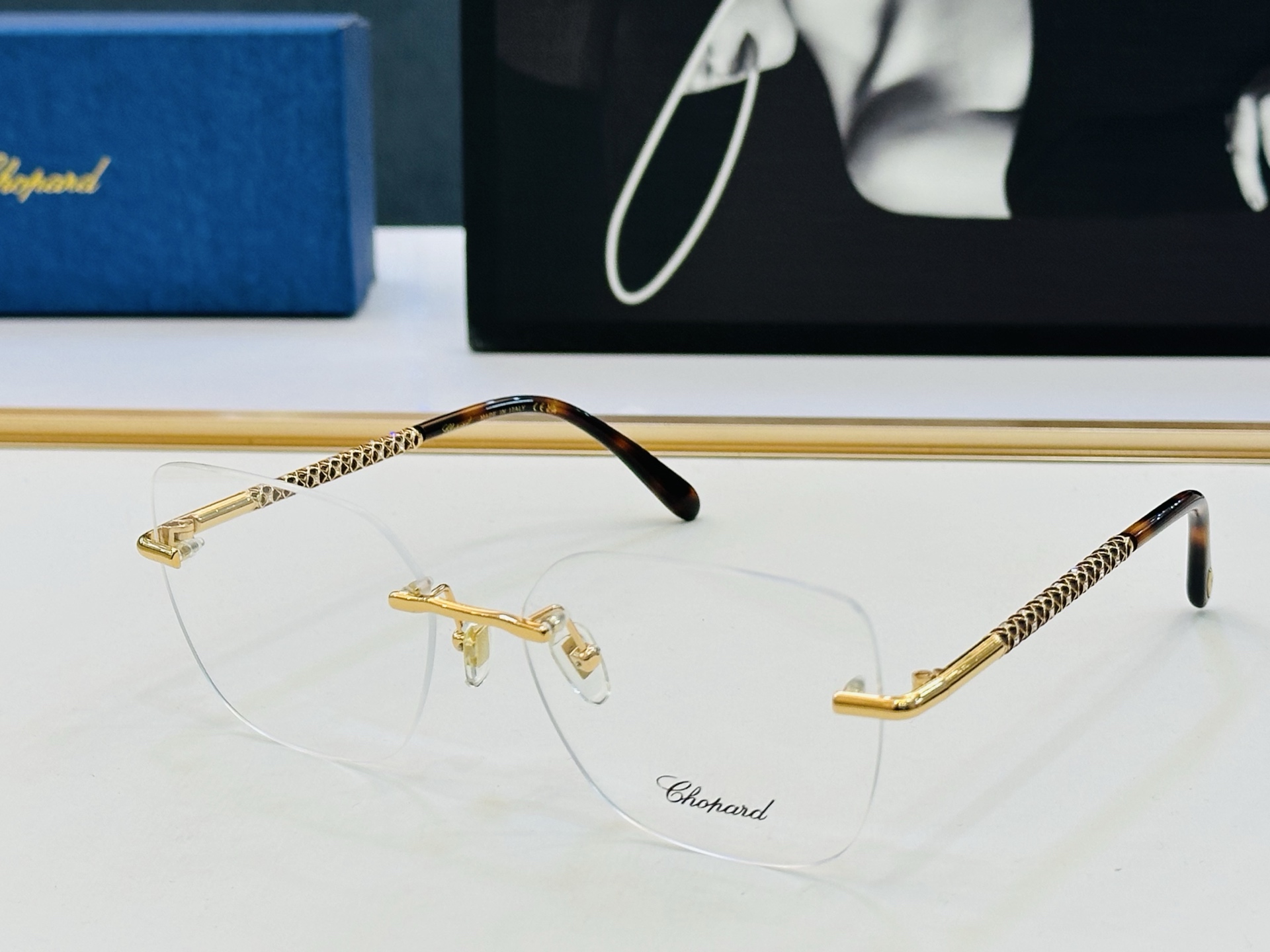 原版 ChoPard肖邦 MODEL: SCHG960 Size：58口17-145 以现代时尚的设计风